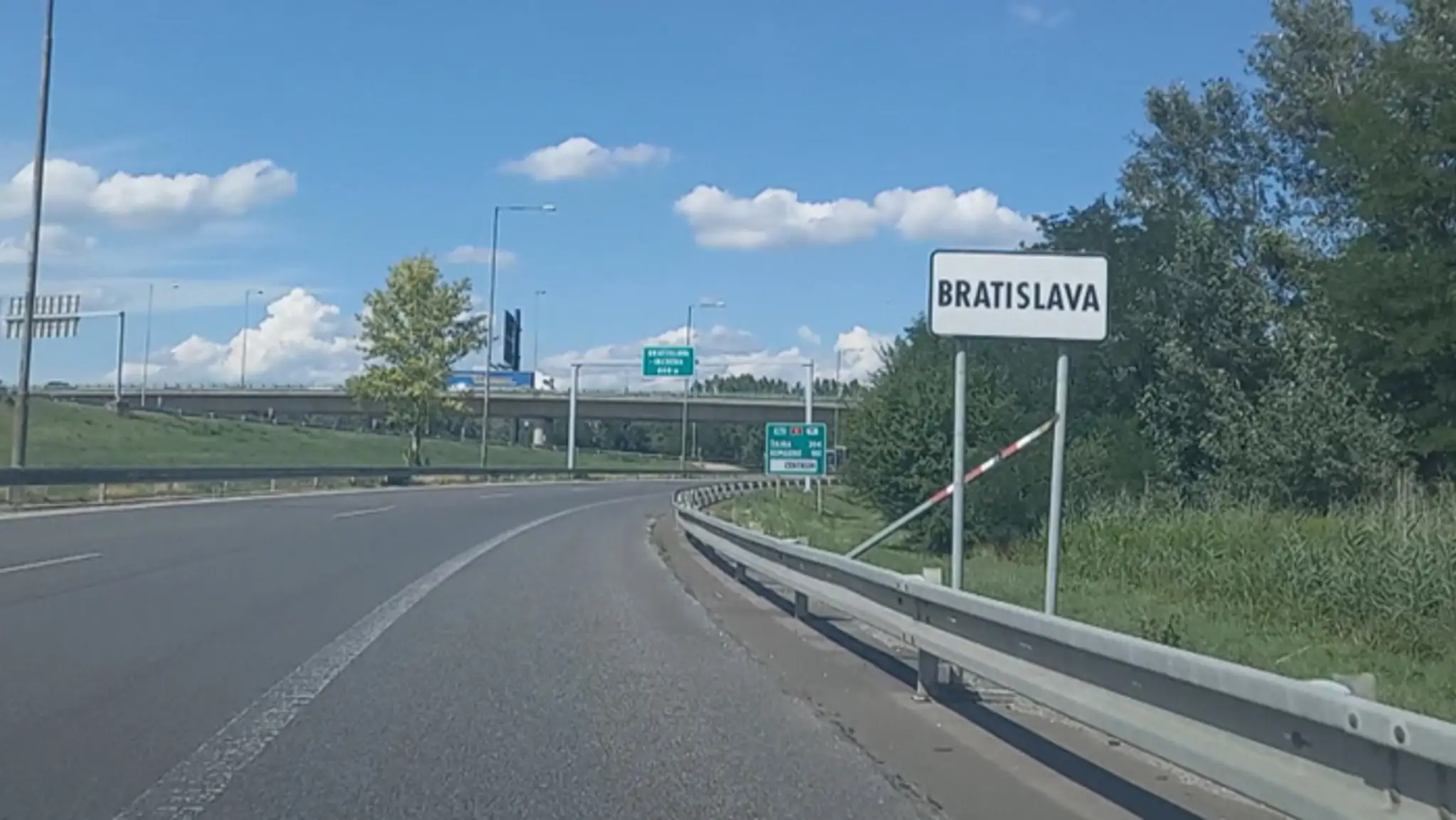 Vstup do Bratislavy bez odkrytej tabule.
