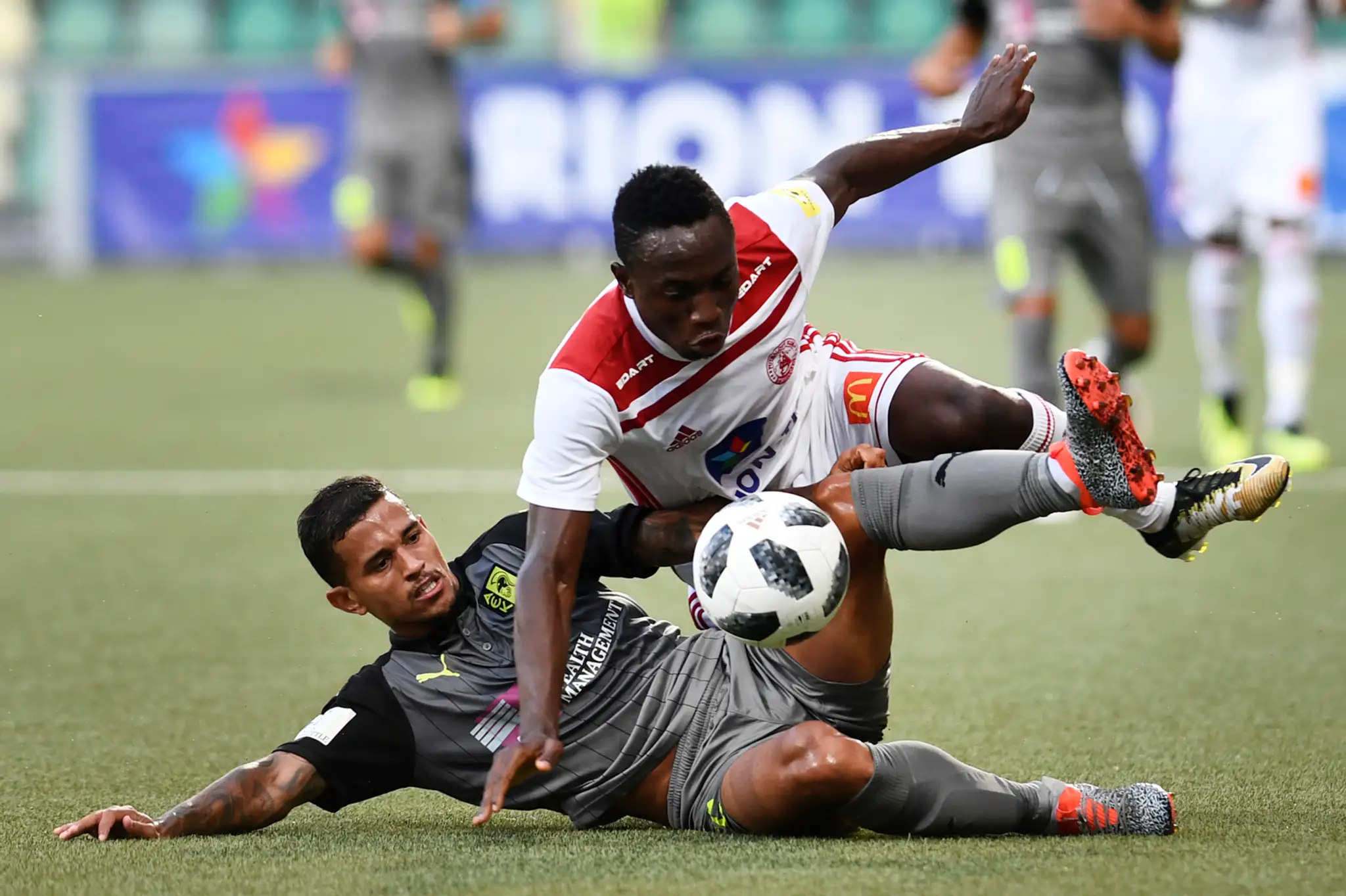 Trenčan Philip Azango (vpravo) a hráč AEK Larnaka Igor Silva.