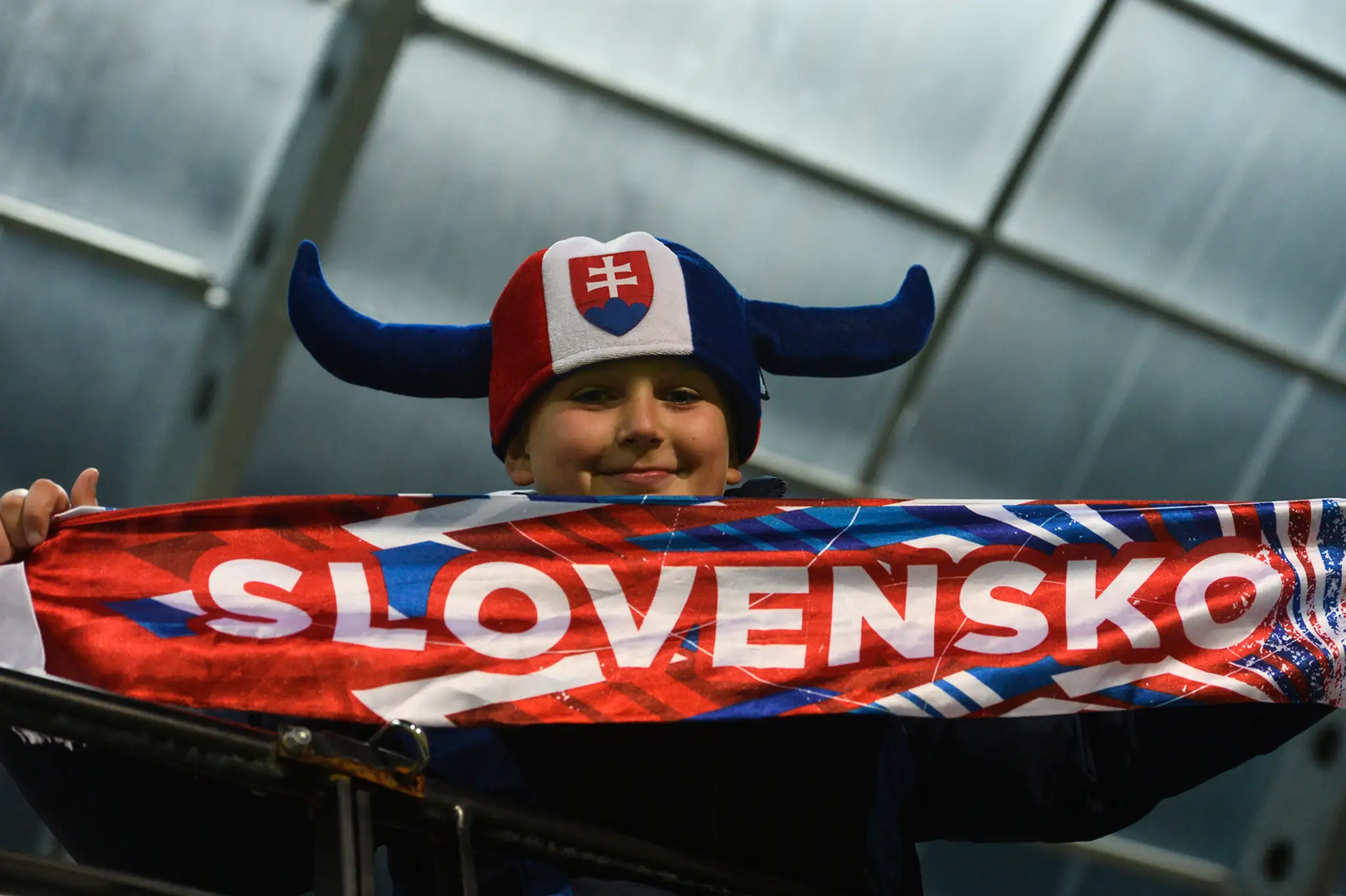 Slovenský fanúšik v zápase kvalifikácie ME 2017 hráčov do 21 rokov proti Bielorusku.