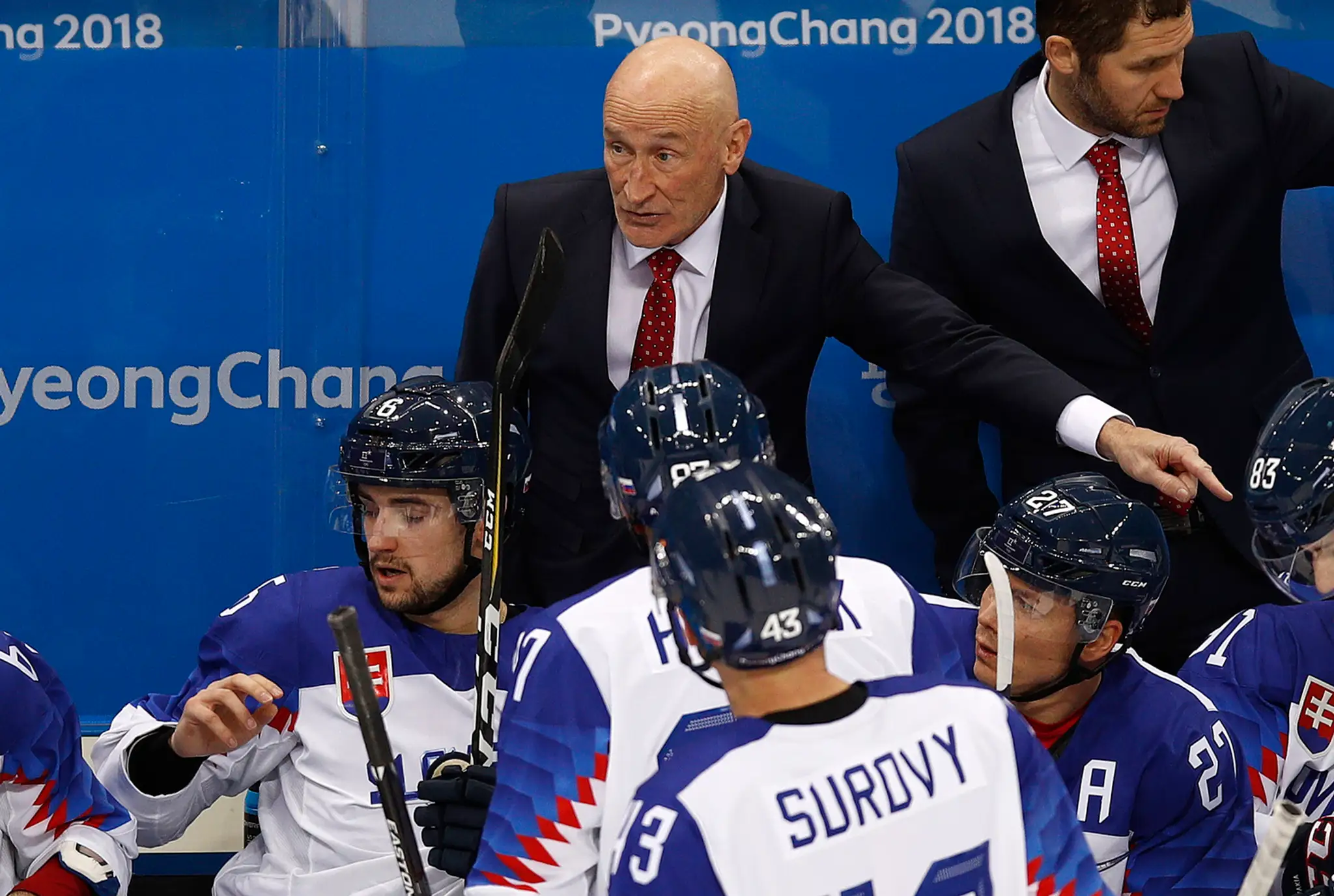 Tréner slovenskej reprezentácie Craig Ramsay diskutuje s hráčmi počas osemfinále ZOH 2018 proti USA.