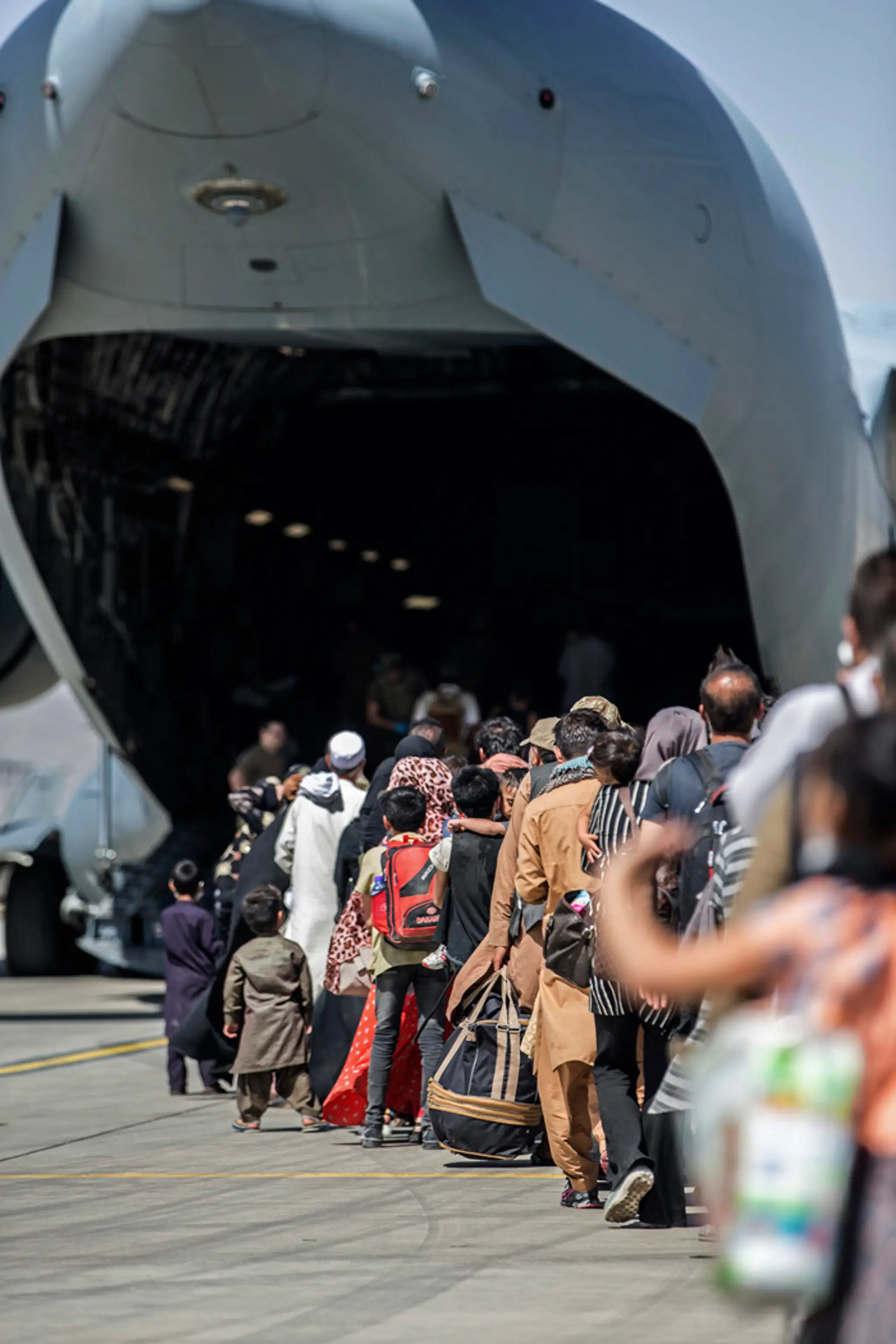 Afganské rodiny nastupujú do lietadla amerických vzdušných síl Boeing C-17 Globemaster III počas evakuácie.