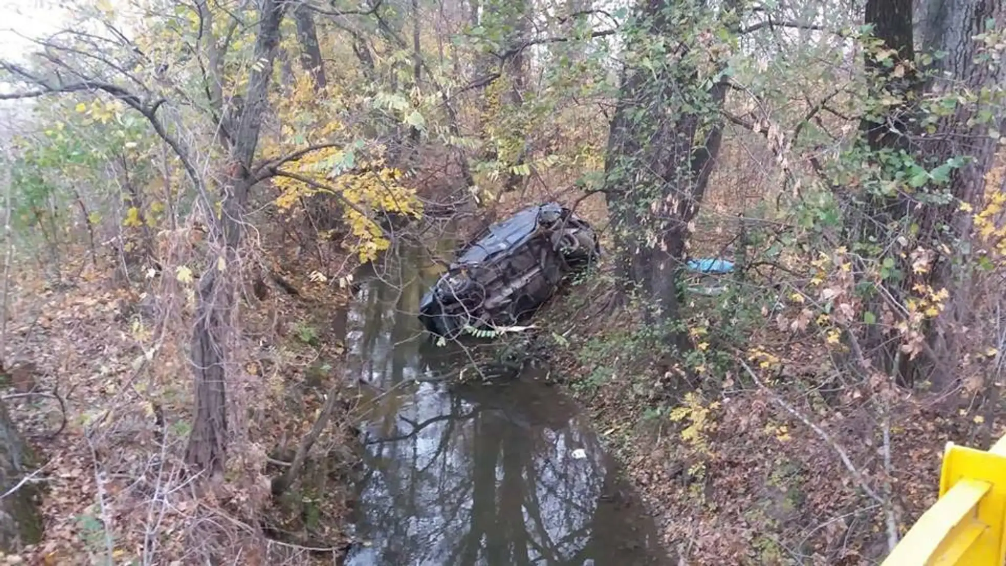 Auto vyletelo mimo cestu.
