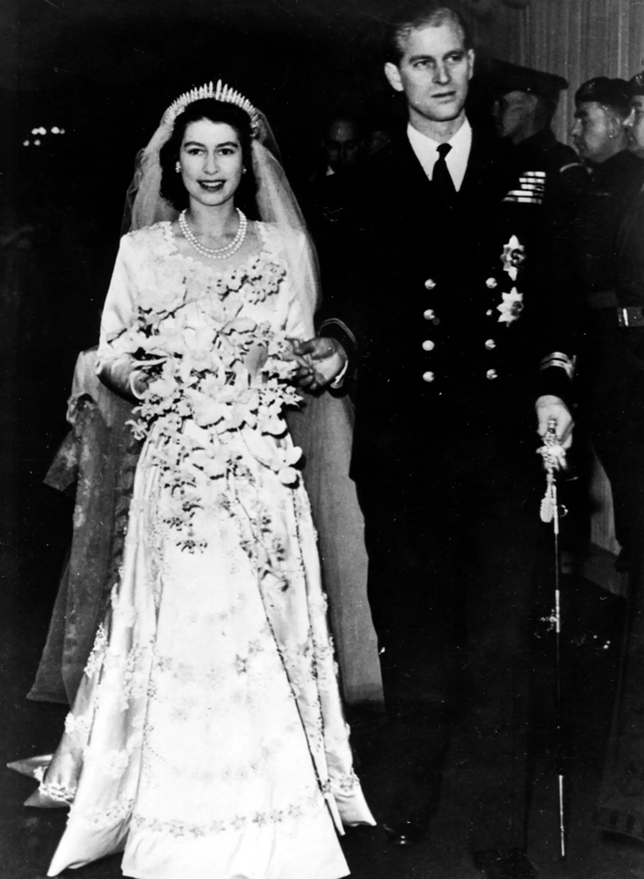 Na snímke z 20. novembra 1947 princezná Alžbeta vychádza z Westminsterského opátstva po svadbe  s vojvodom z Edinburghu.