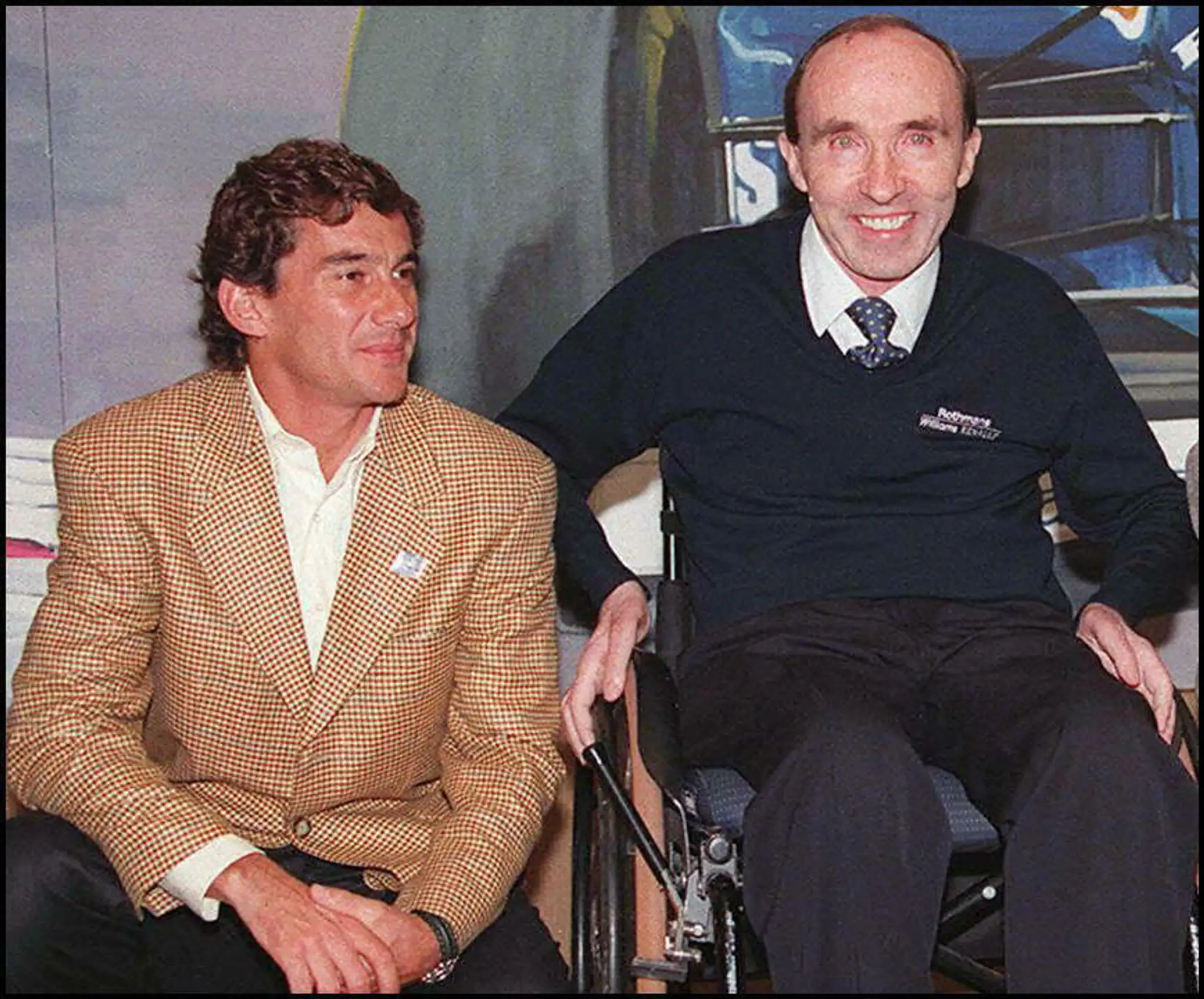 Frank Williams (vpravo) počas toho, ako oznámil príchod Ayrtona Sennu (vľavo) do svojho tímu.