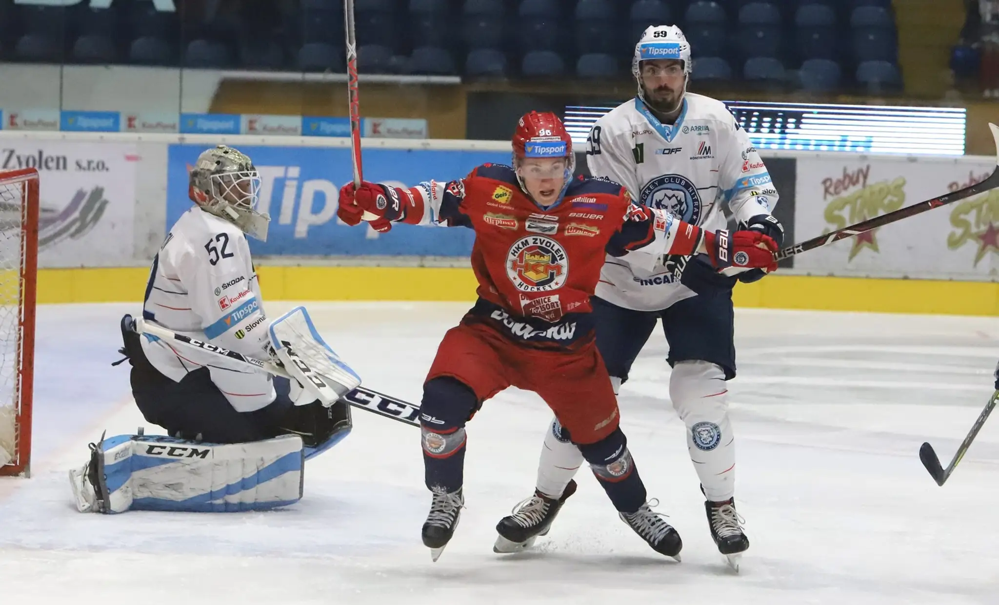 Na snímke zľava brankár Nathan Lawson (Nitra) Marco Halama (Zvolen) a Karol Korím (Nitra) počas zápasu HKM Zvolen – HK Nitra.