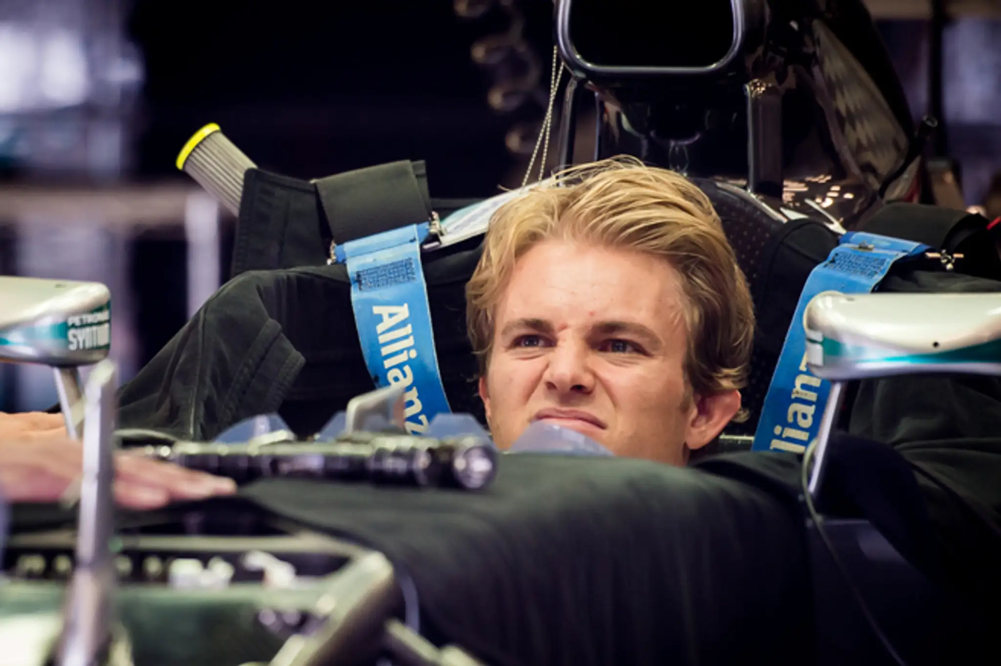 Nemecký jazdec F1 na Mercedese Nico Rosberg sedí v monoposte v paddocku na belgickom okruhu Spa-Francorchamps 