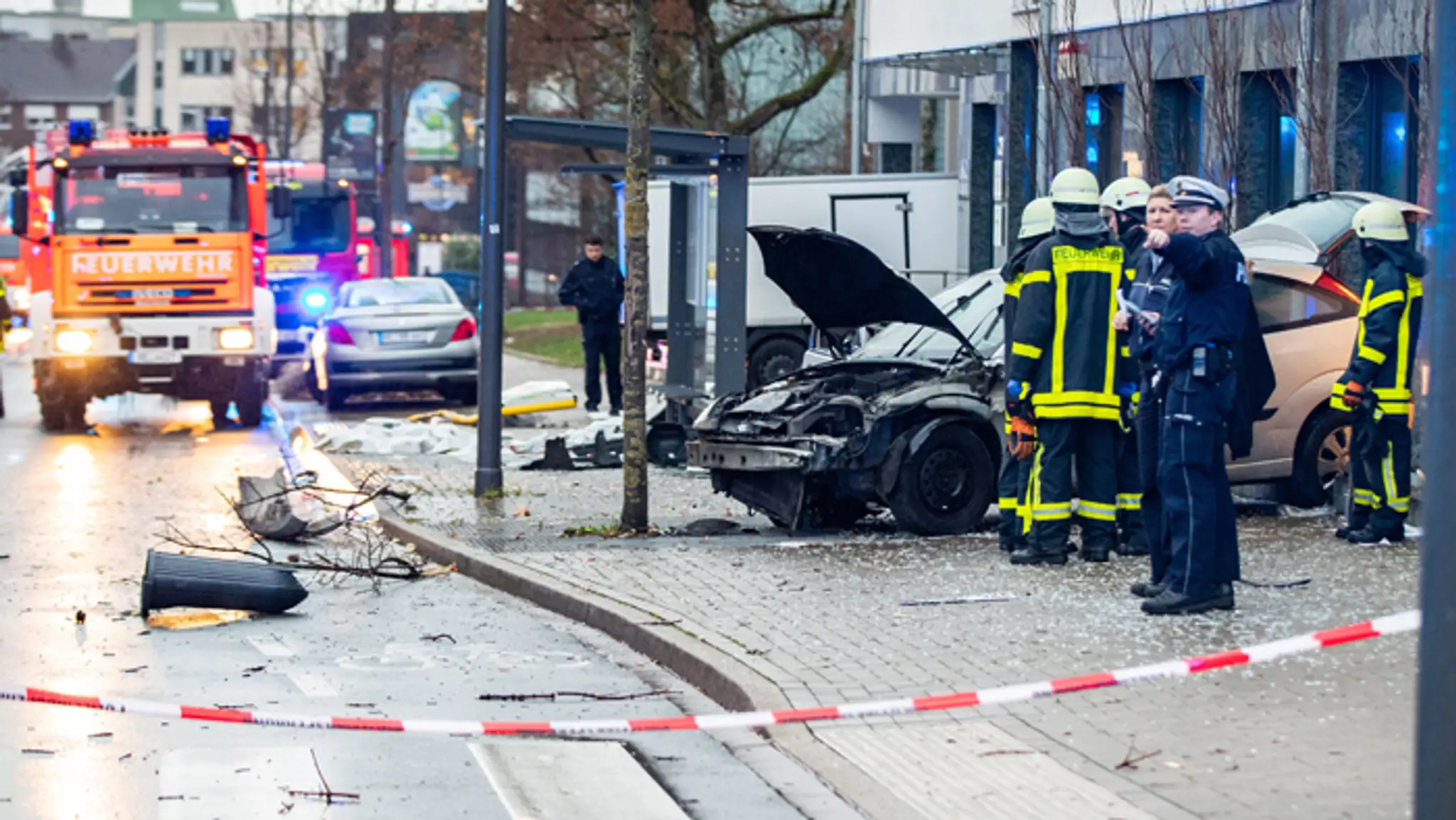 Auto vrazilo do ľudí na zastávke.