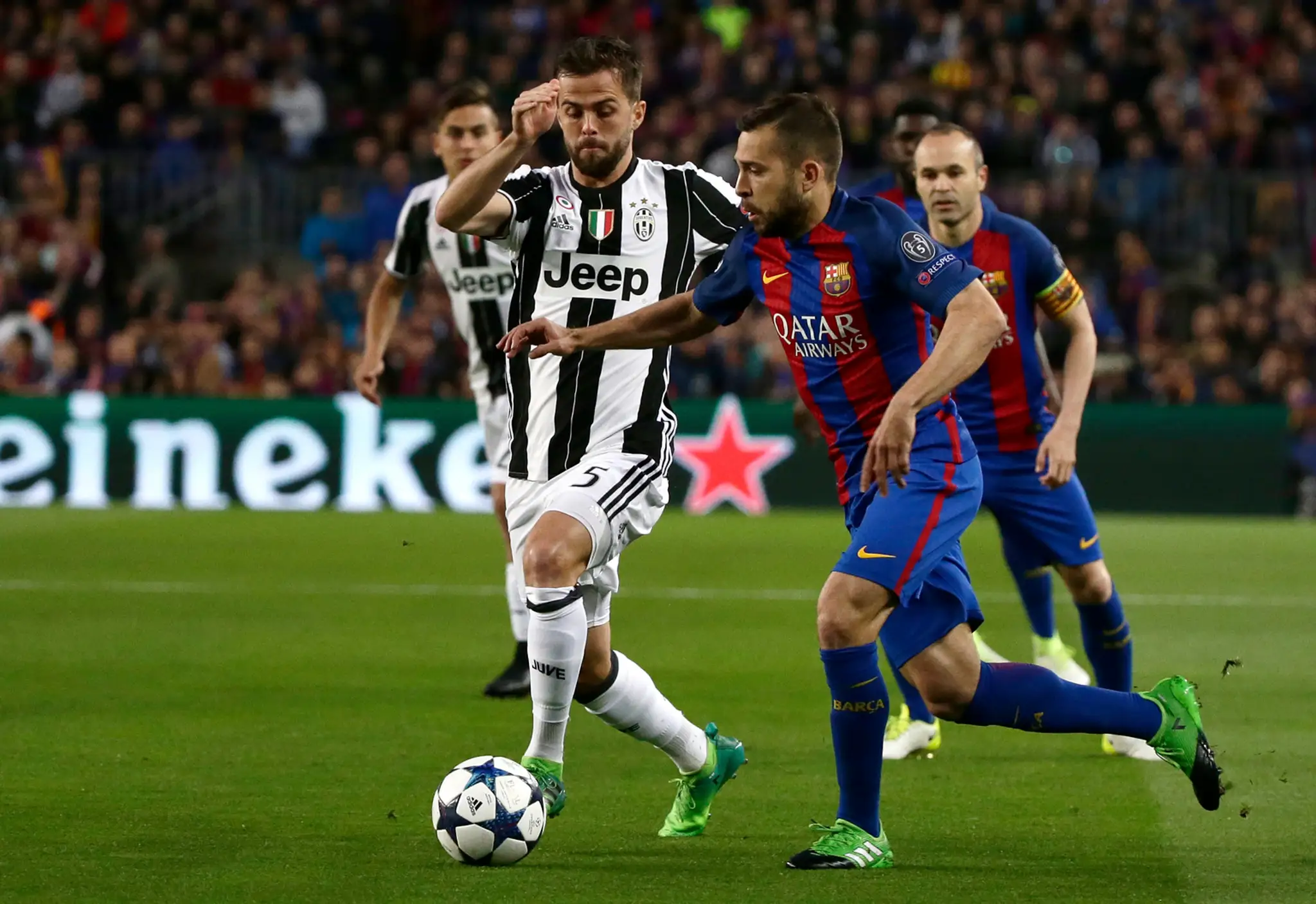 Jordi Alba (vpravo) z Barcelony sa v odvete štvrťfinále LM snaží zastaviť Miralema Pjaniča z Juventusu.