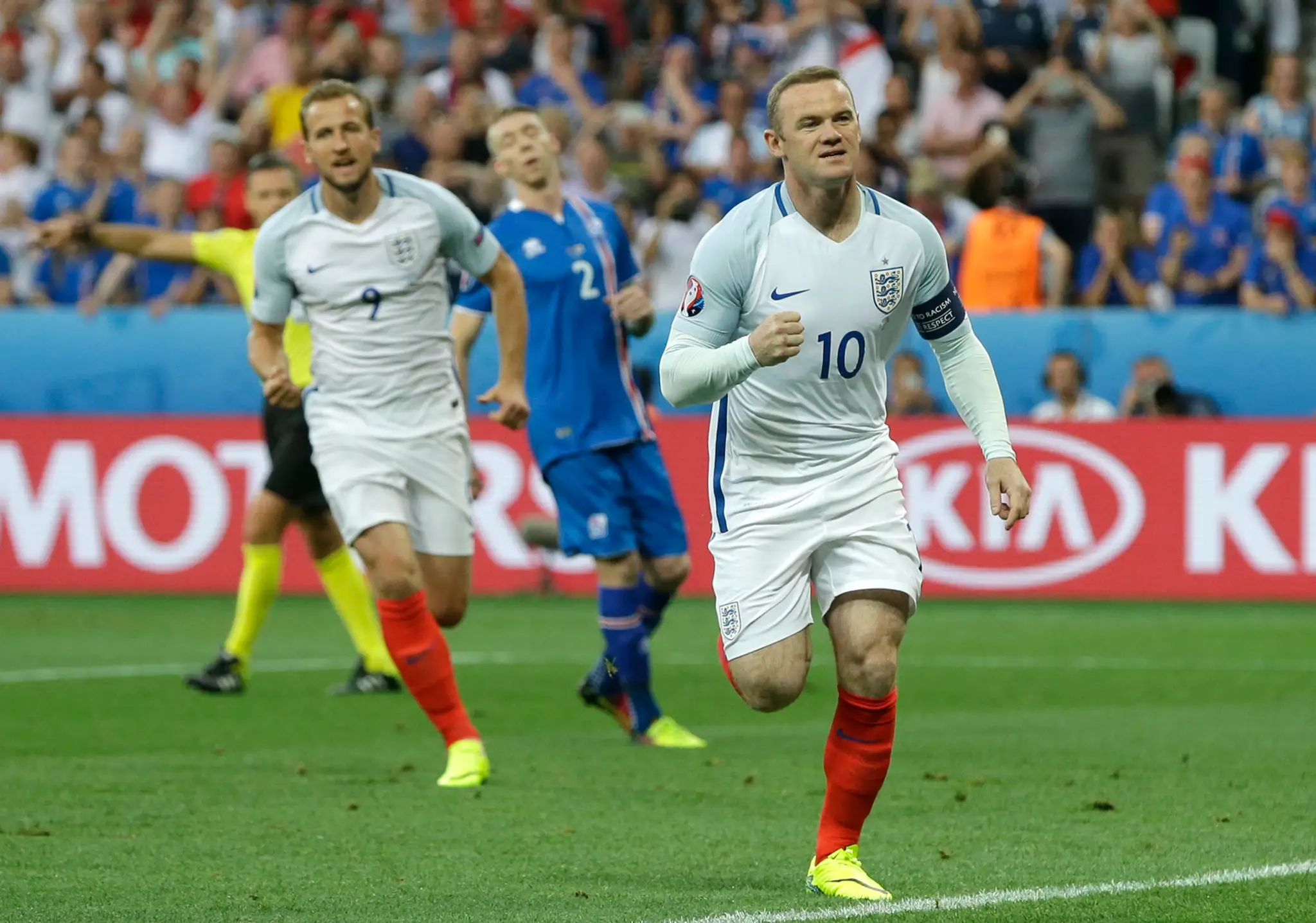 Anglický hráč Wayne Rooney oslavuje úvodný gól z penalty do bránky Islandu na ME.