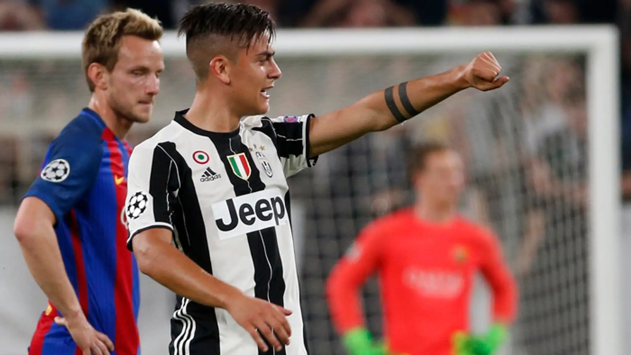 Hráč Juventusu Turín Paulo Dybala sa teší po góle do siete FC Barcelona.