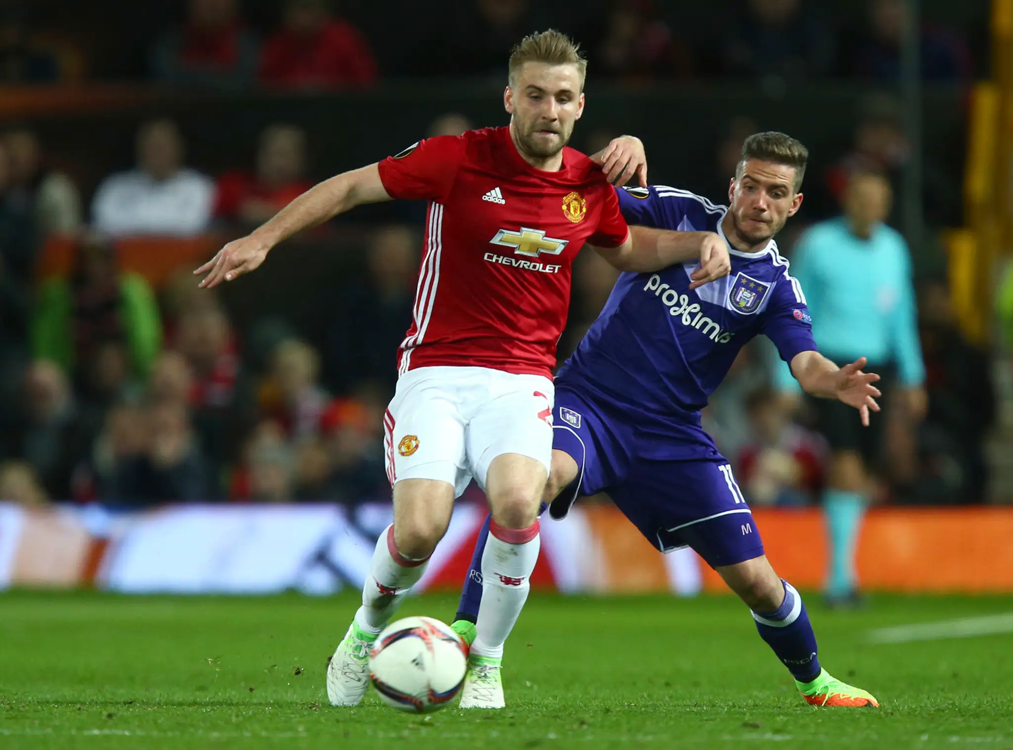Alexandru Chipciu z Anderlechtu (vpravo) uteká Lukovi Shawovi z ManUtd v odvete štvrťfinále EL.