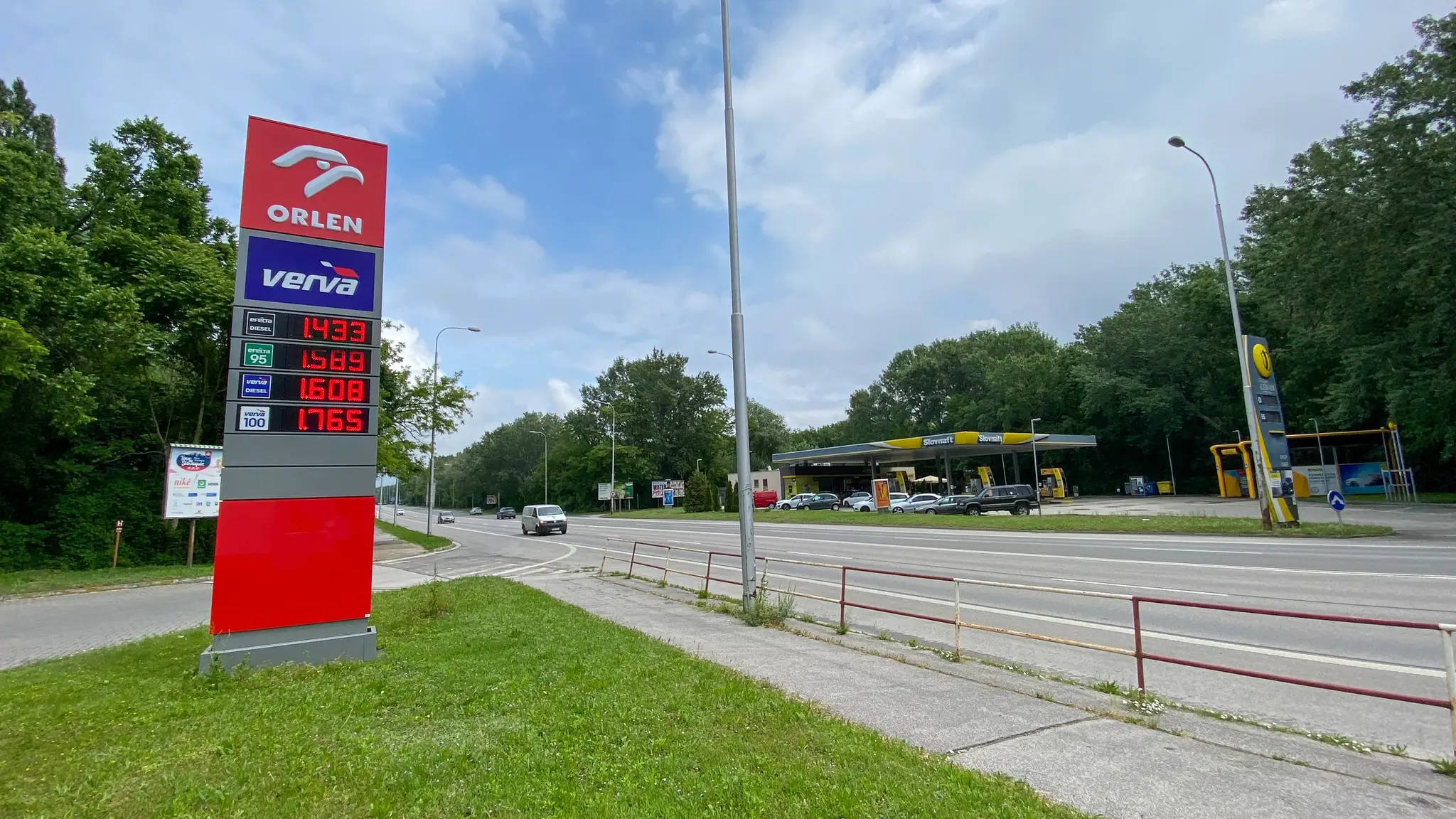 Slovnaft a Orlen súperia o zákazníka priamo pri sebe