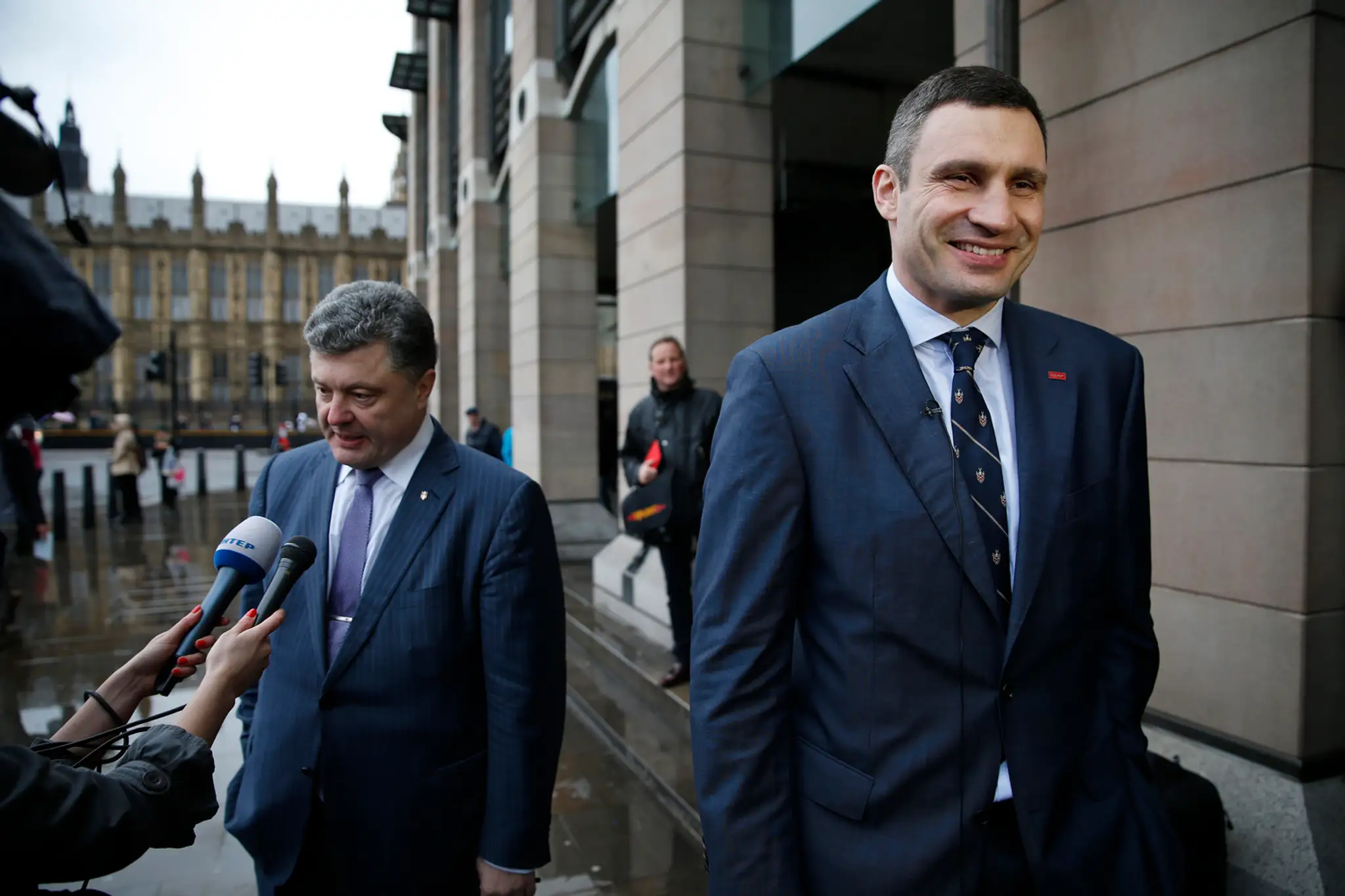  Líder ukrajinskej strany UDAR Vitalij Kličko (vpravo) a ukrajinský miliardár Petro Porošenko odpovedajú na otázky novinárov poč