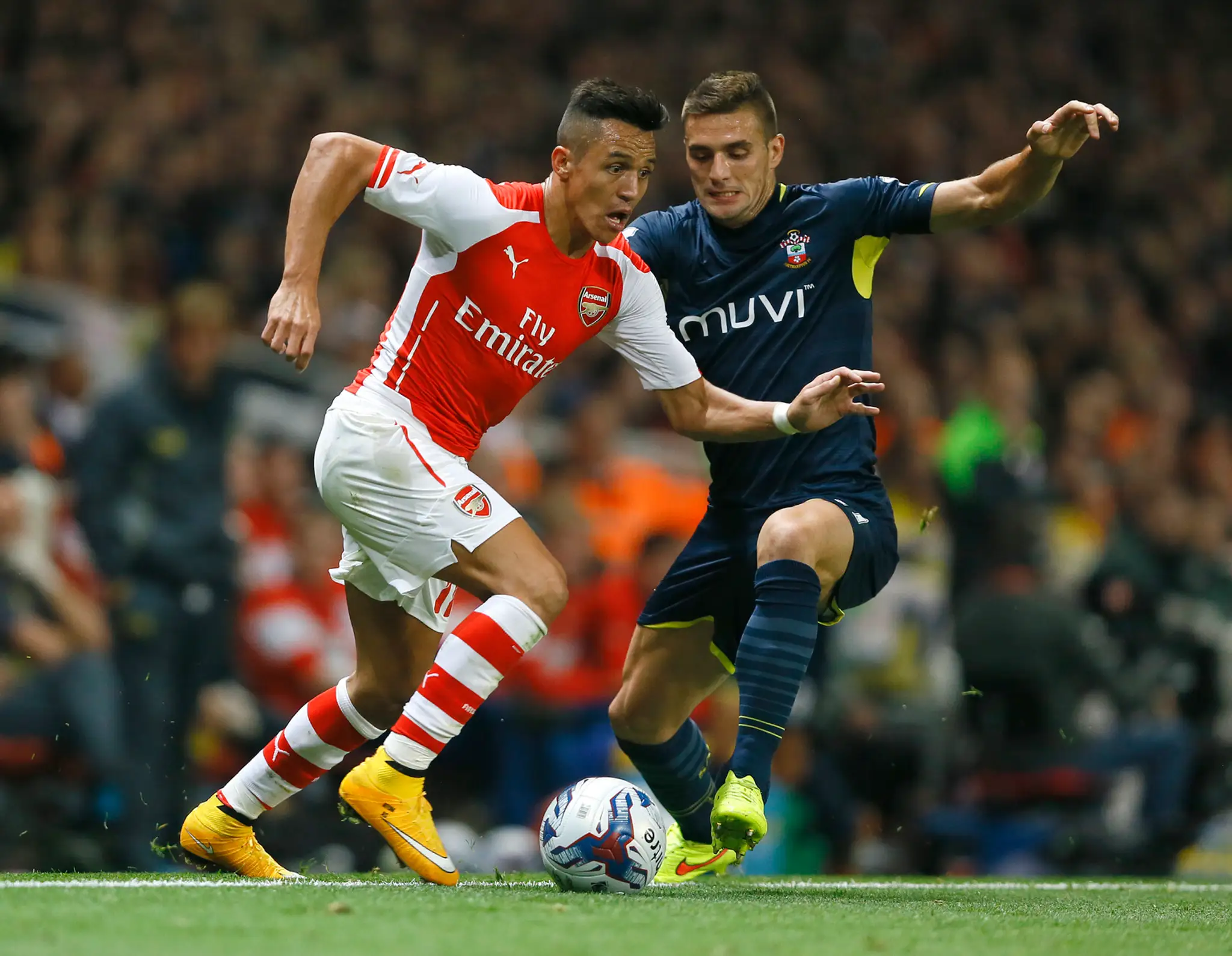 Alexis Sanchez v zápase anglického pohára Arsenal - Southampton v súboji s Dusanom Tadičom.