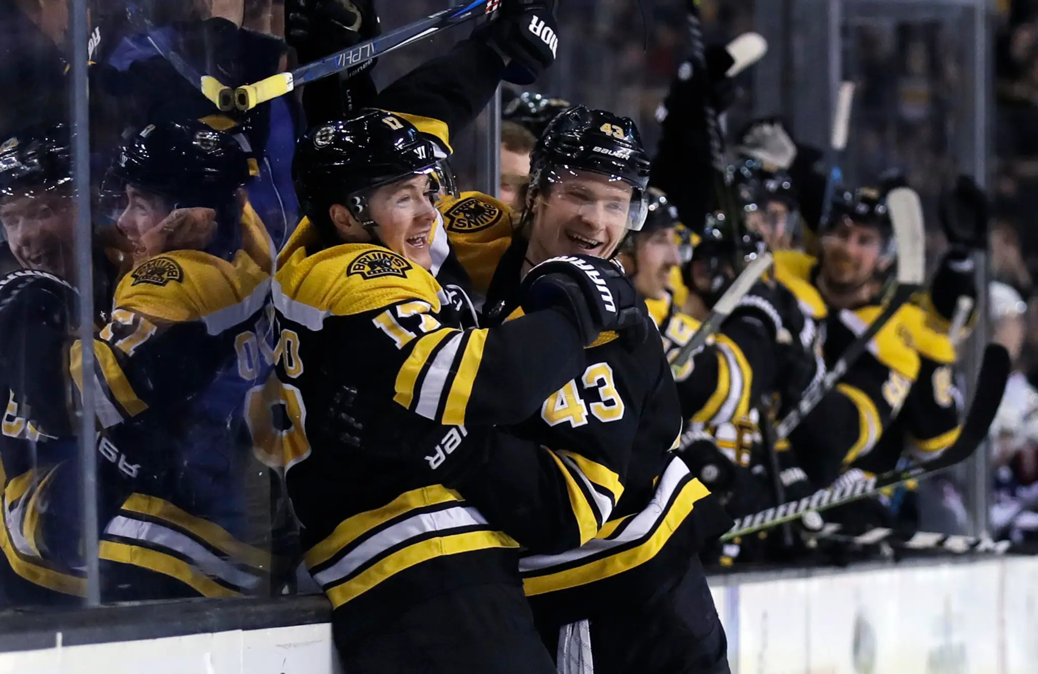 Ryan Donato (vľavo) a Danton Heinen z Bostonu sa tešia z gólu v sieti Columbusu.
