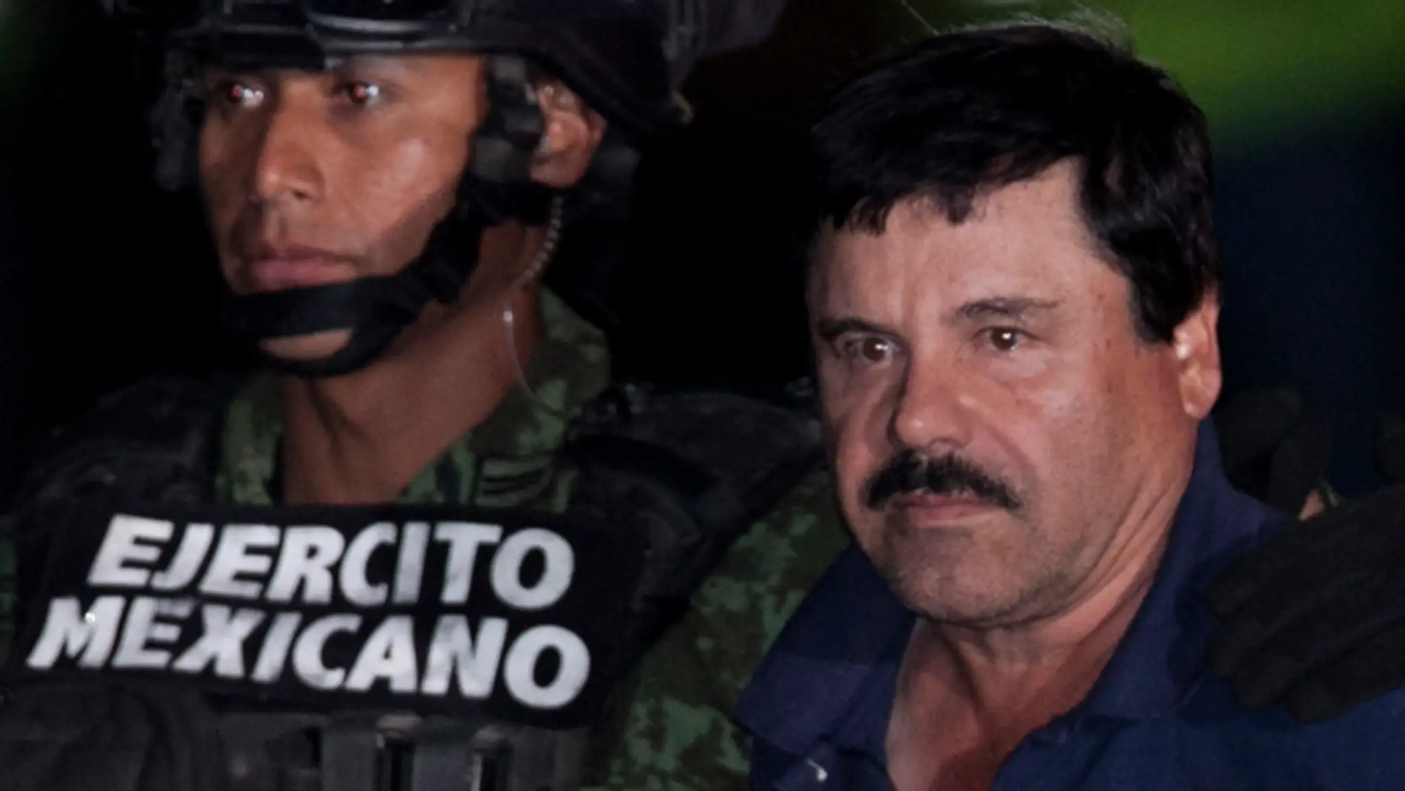 Vojaci eskortujú Joaguína "El Chapo" Guzmána do helikoptéry v Mexico City.
