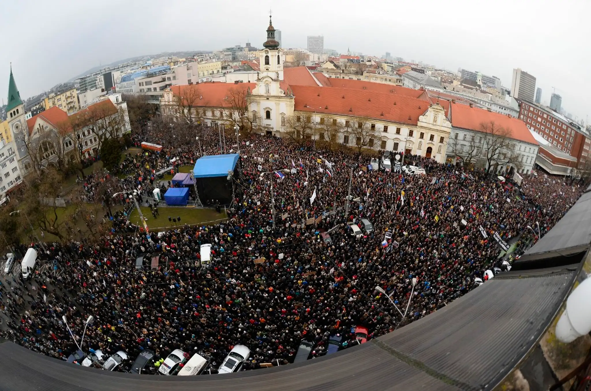 Pohľad na Námestie SNP z vtáčej perspektívy.