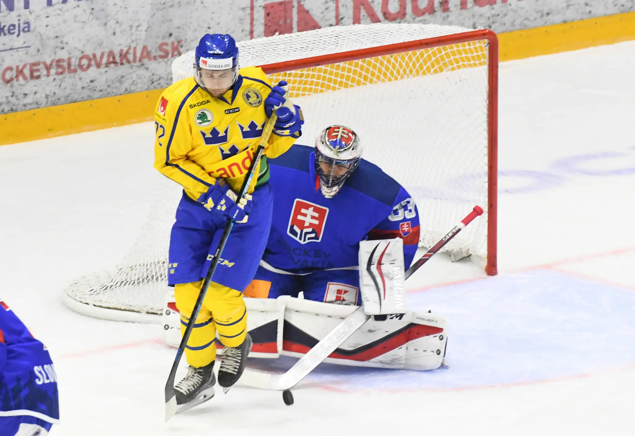 Zľava Švédi Lucas Elvenes a Jhonas Enroth v prípravnom dueli na Slovensku.