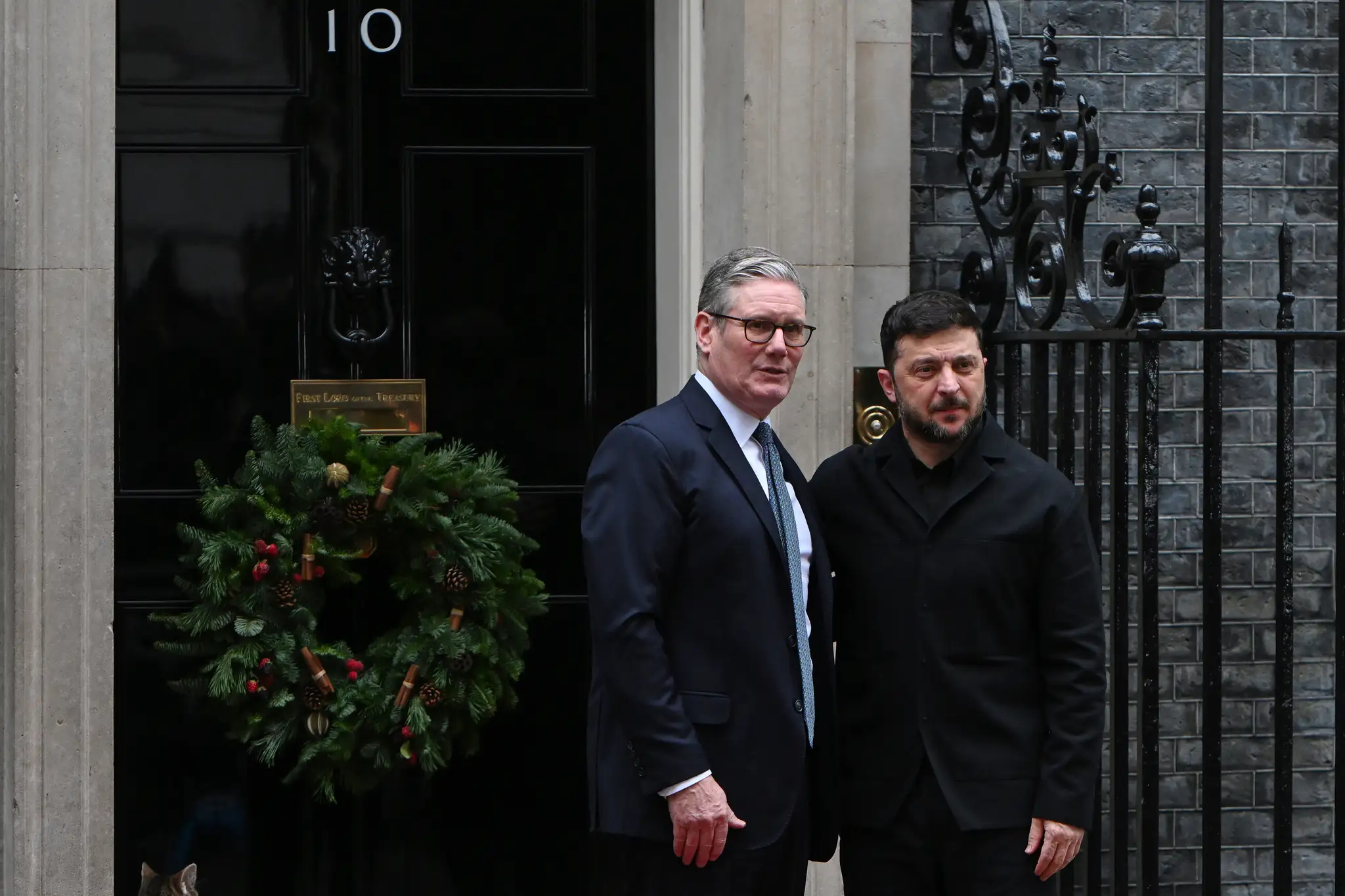 Na snímke vpravo ukrajinský prezident Volodymyr Zelenskyj a britský premiér Keir Starmer počas ich stretnutia v Londýne.