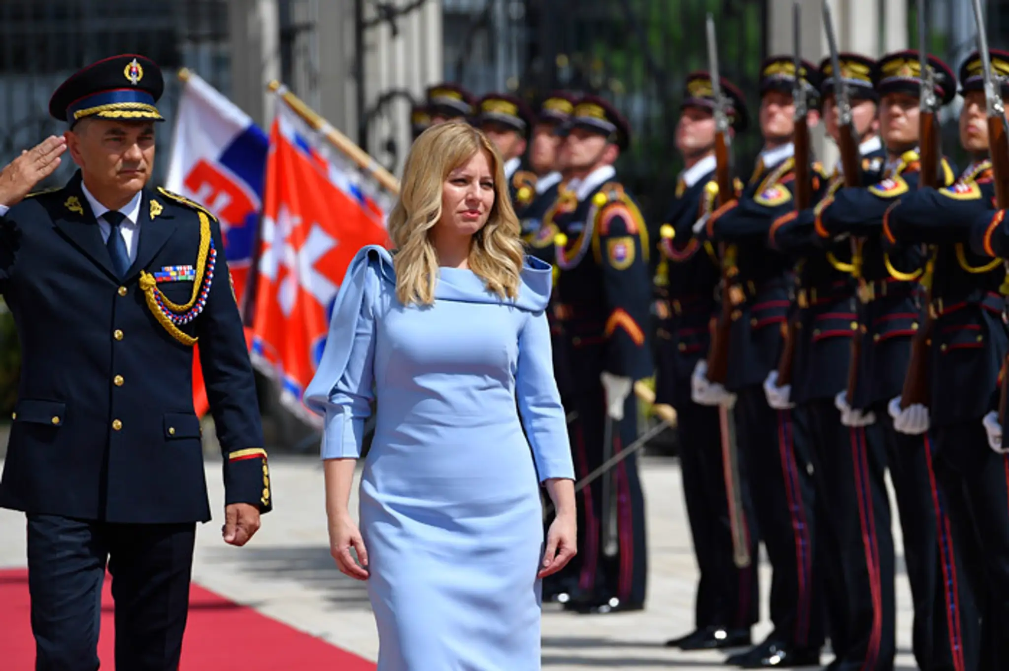 Zuzana Čaputová a jej dcéry počas ekumenickej pobožnosti Te Deum v Dóme sv. Martina.