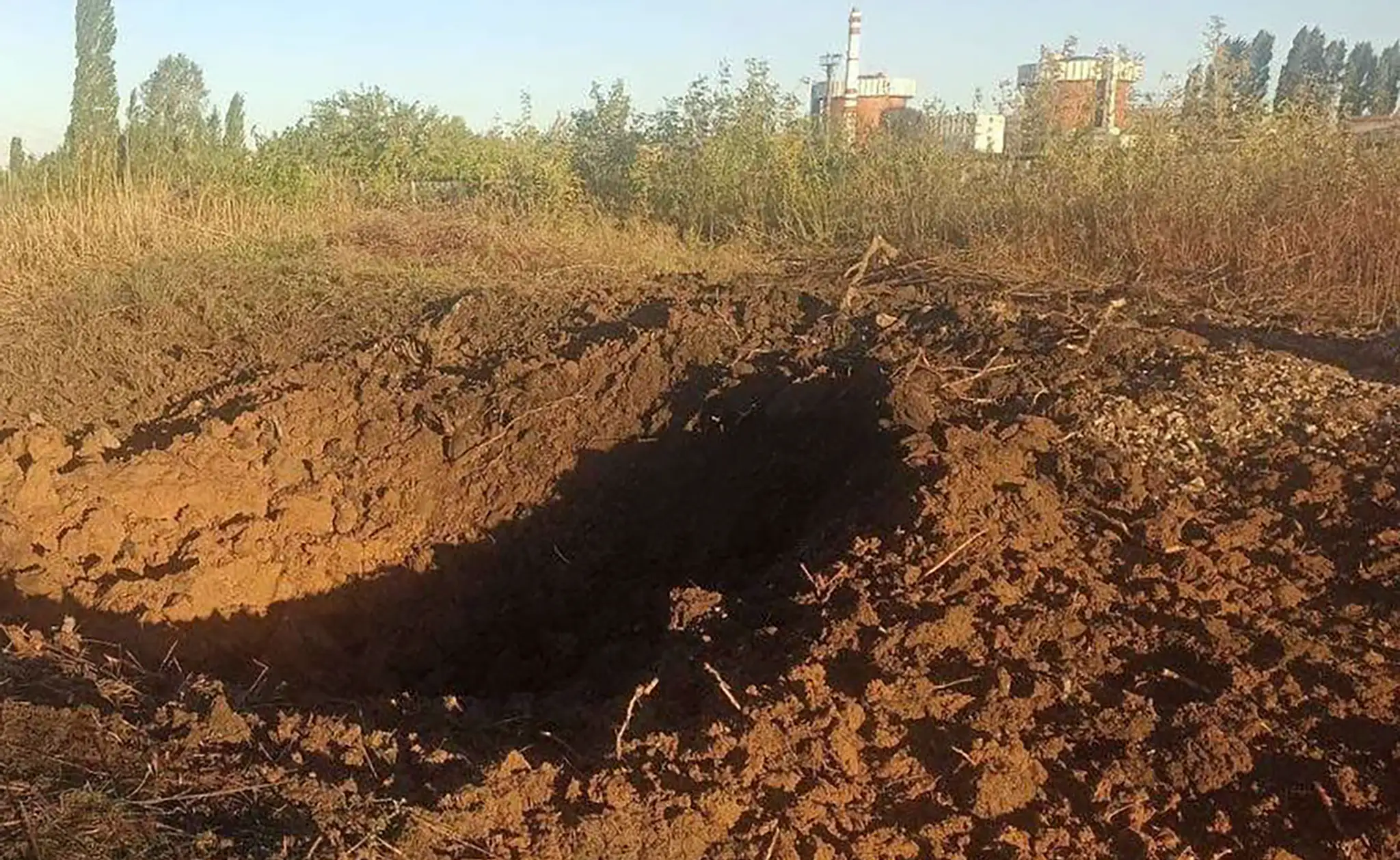 Kráter (vľavo) po silnej explózii ruskej rakety, ku ktorej došlo iba 300 metrov od reaktorov Juhoukrajinskej jadrovej elektrárne.