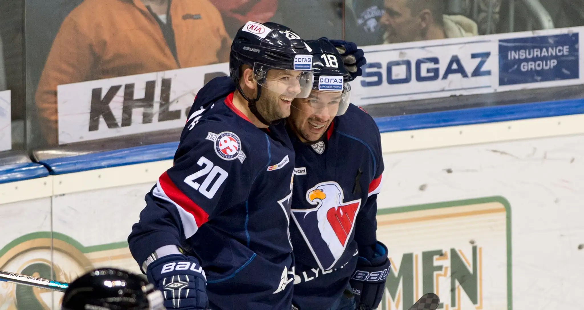 Jeff Taffe a Jonathan Cheechoo v zápase KHL HC Slovan Bratislava - Spartak Moskva.