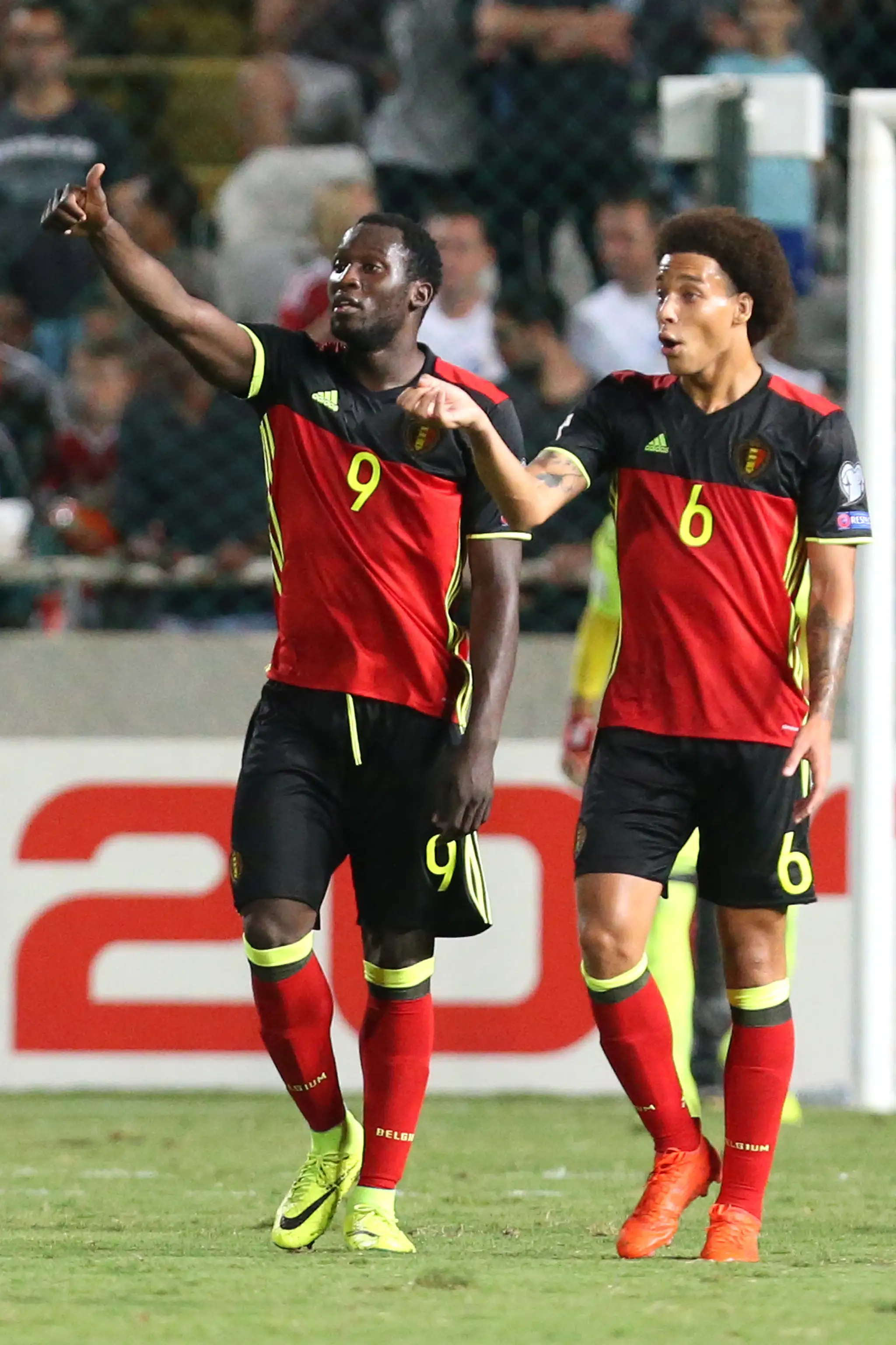 Belgické hviezdy Romelu Lukaku (vľavo) a Axel Witsel sa radujú z gólu do siete Cypru v kvalifikácii MS 2018.