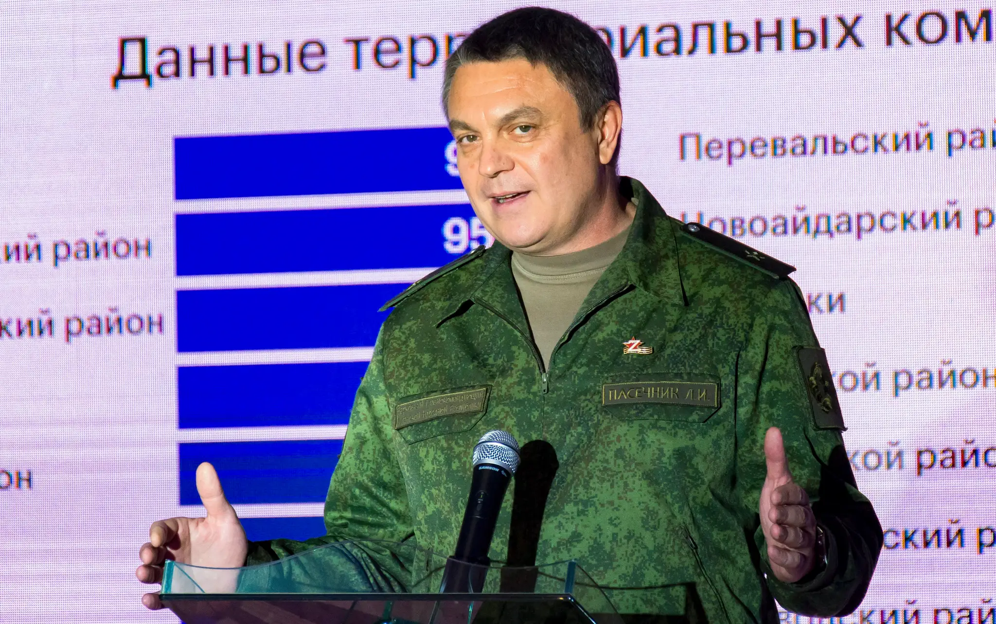 Luhanskej ľudovej republiky (LĽR) Leonid Pasečnik gestikuluje pred novinármi po skončení referenda o pripojení samozvanej Luhanskej ľudovej republiky (LĽR) k Rusku