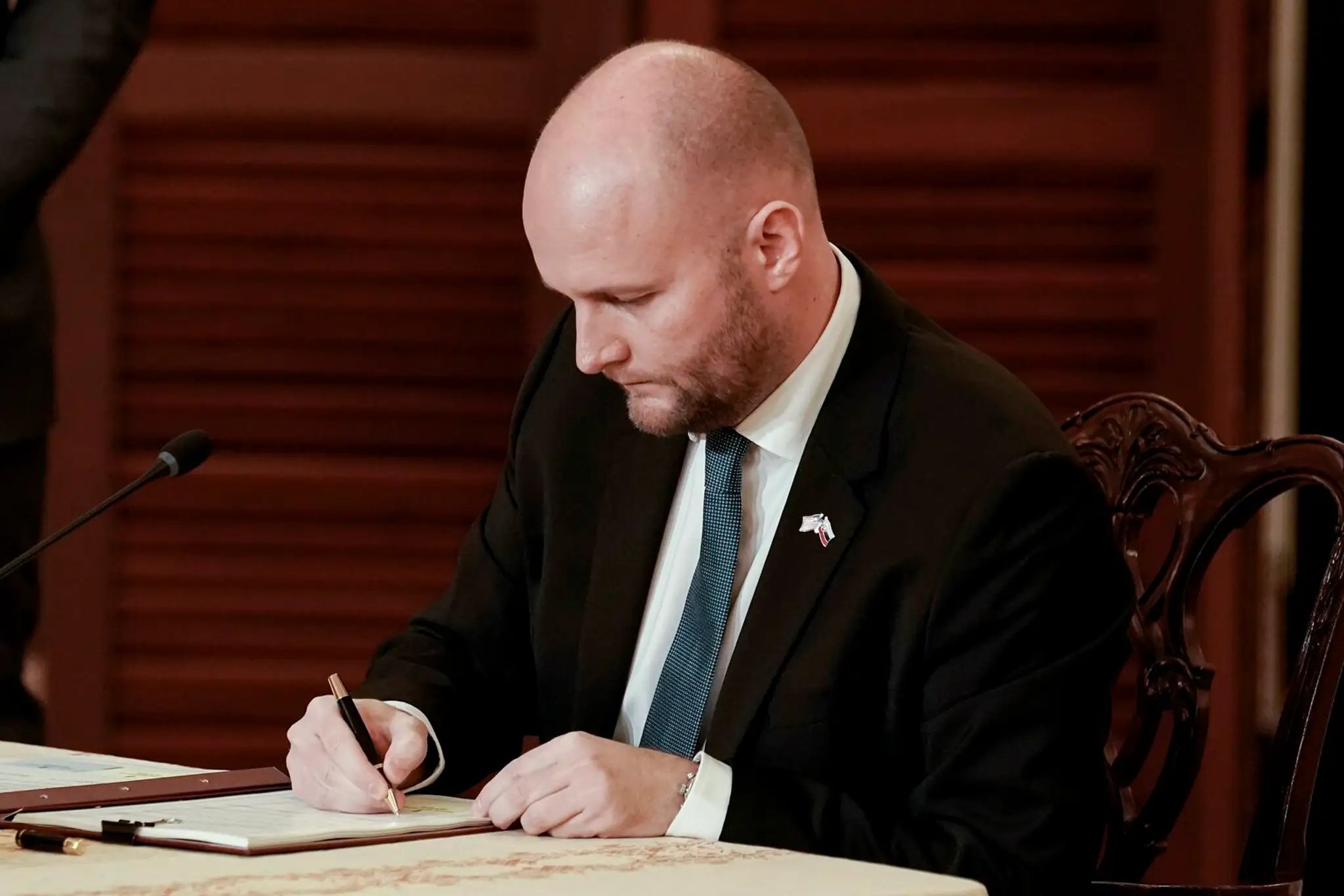 Jaroslav Naď počas podpisu obrannej dohody s USA.