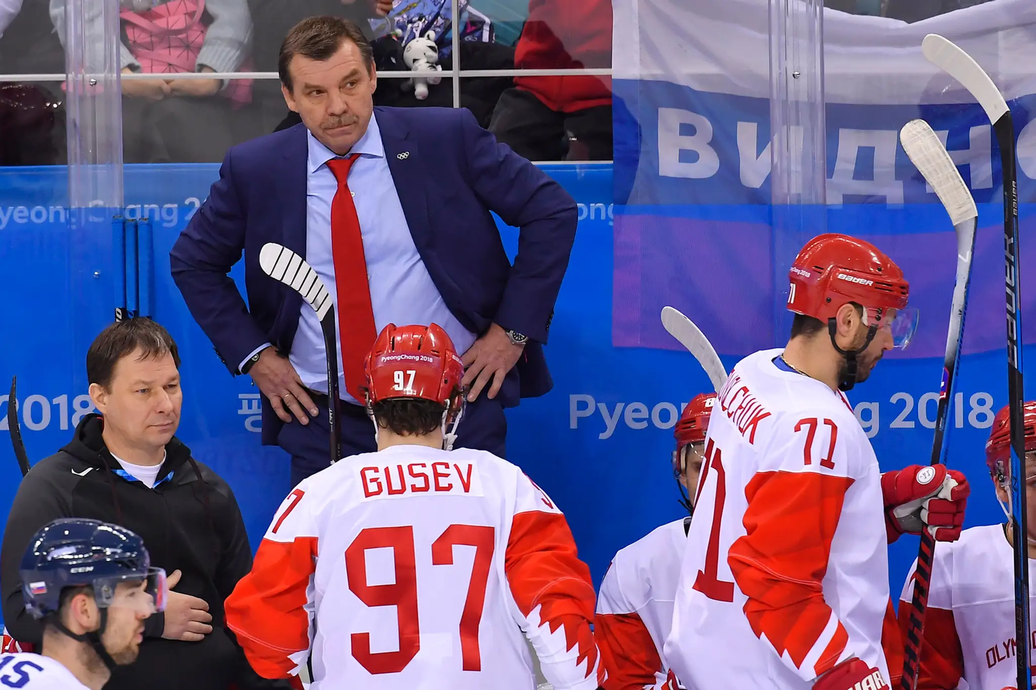 Slovenskí hokejisti sa tešia z víťazstva nad rusým olympijským tímom na ZOH 2018.