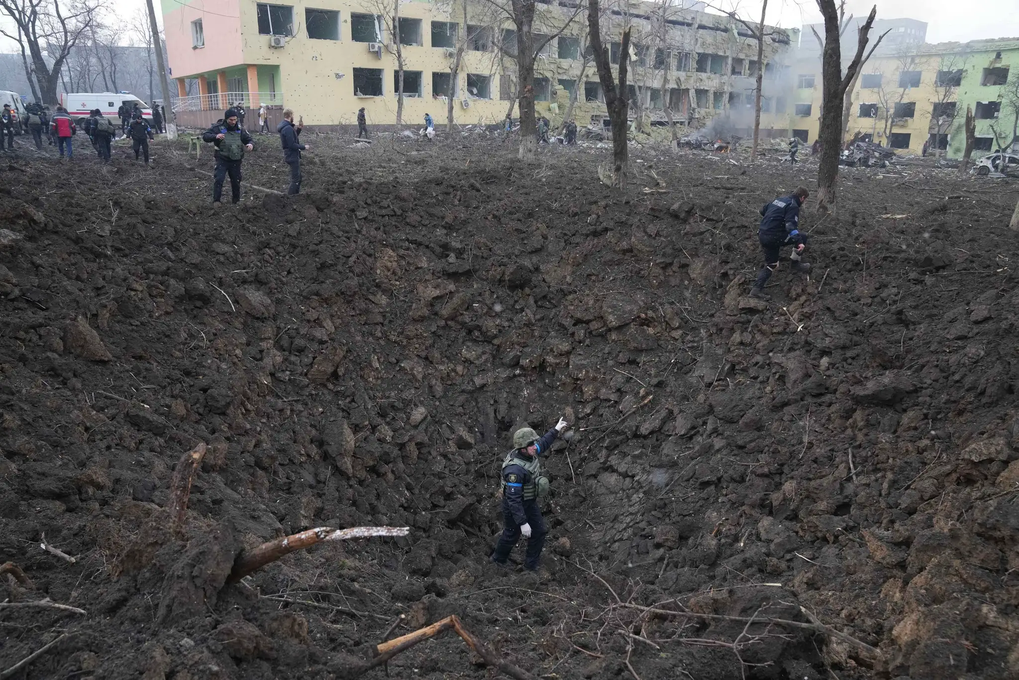 Kráter po bombardovaní pôrodnice v Mariupole.