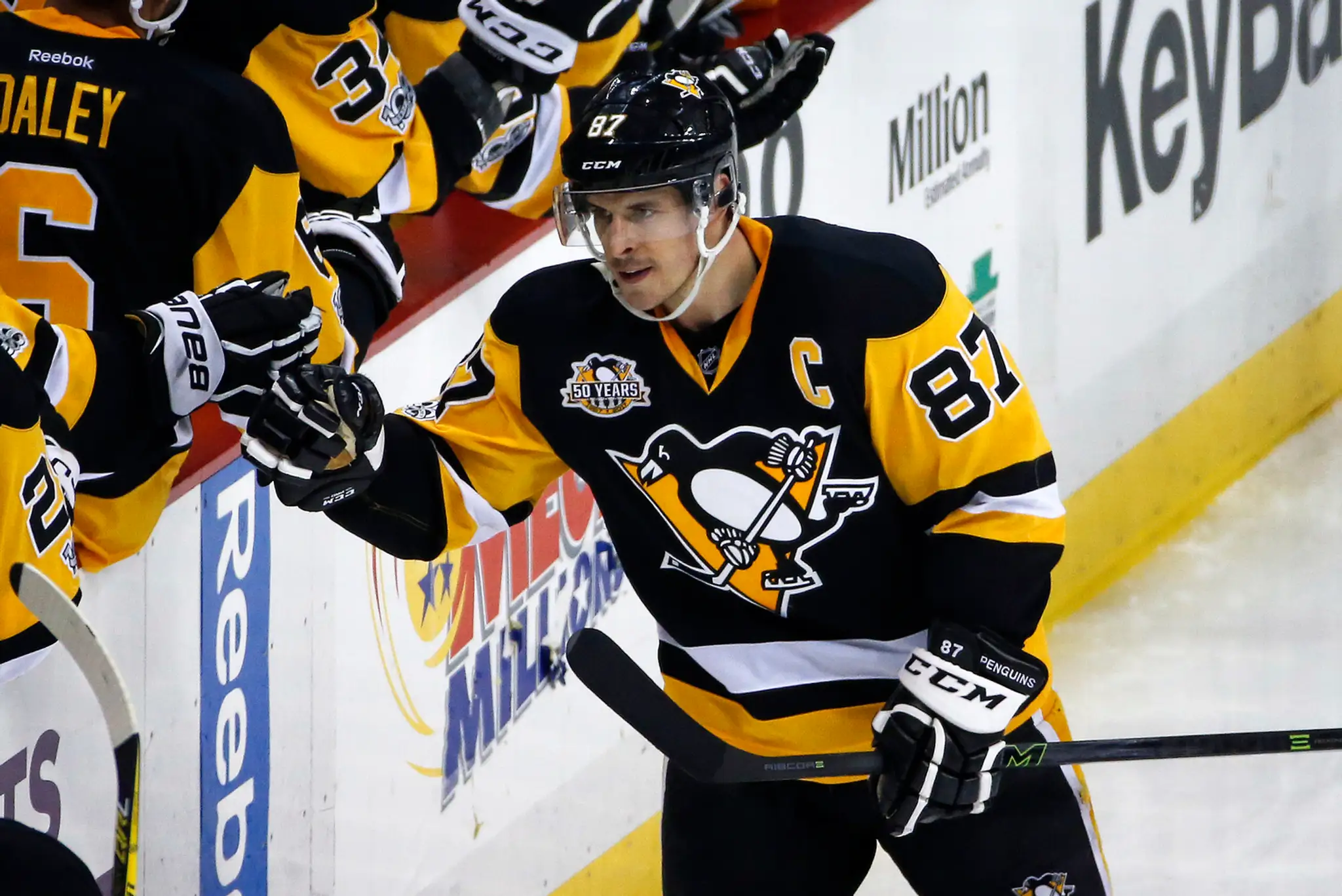 Kapitán Pittsburghu Sidney Crosby oslavuje svoj 999. bod v NHL.