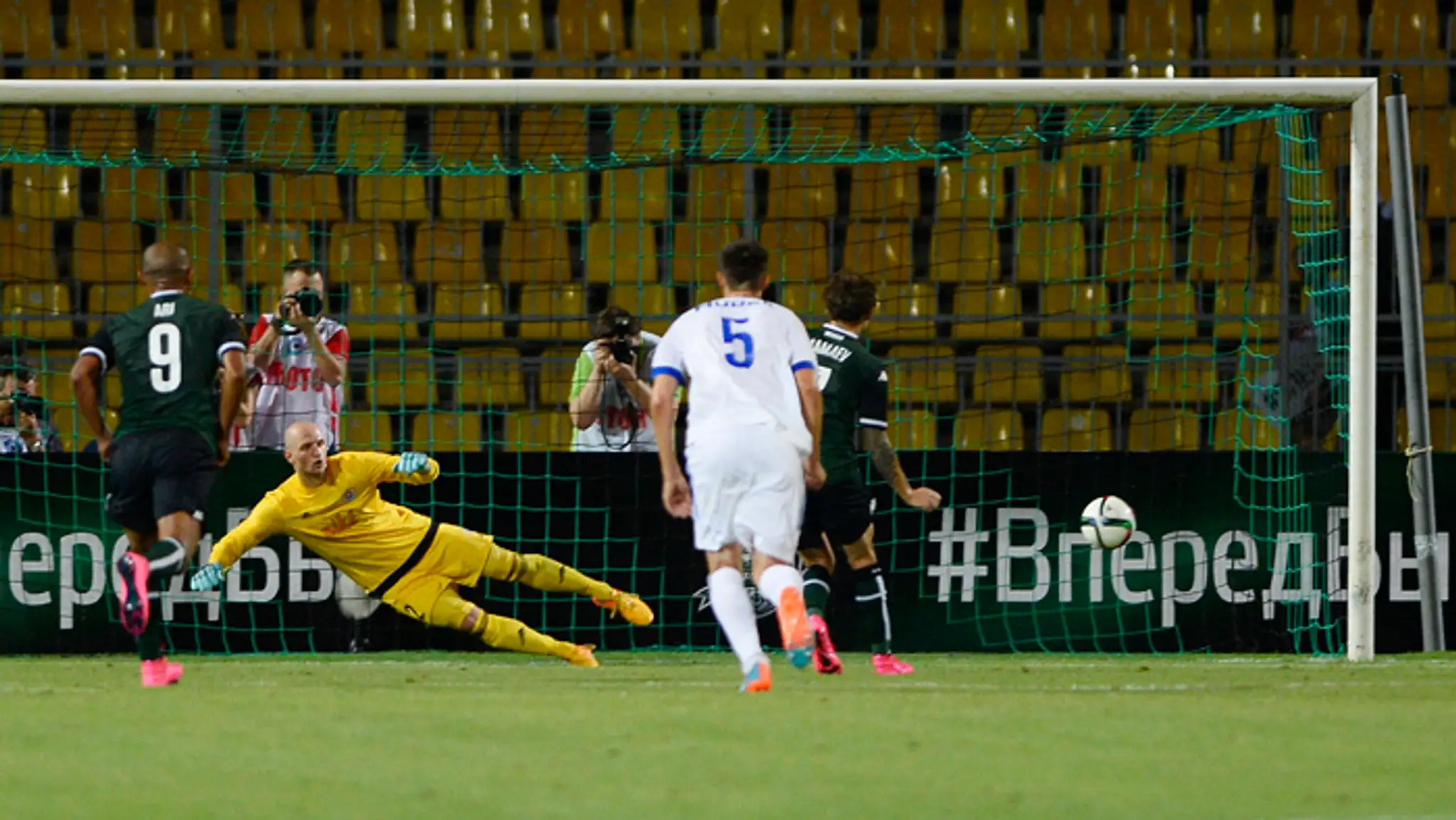 Ján Mucha inkasuje gól z penalty v prvom zápase 3. predkola EL UEFA FK Krasnodar - ŠK Slovan 