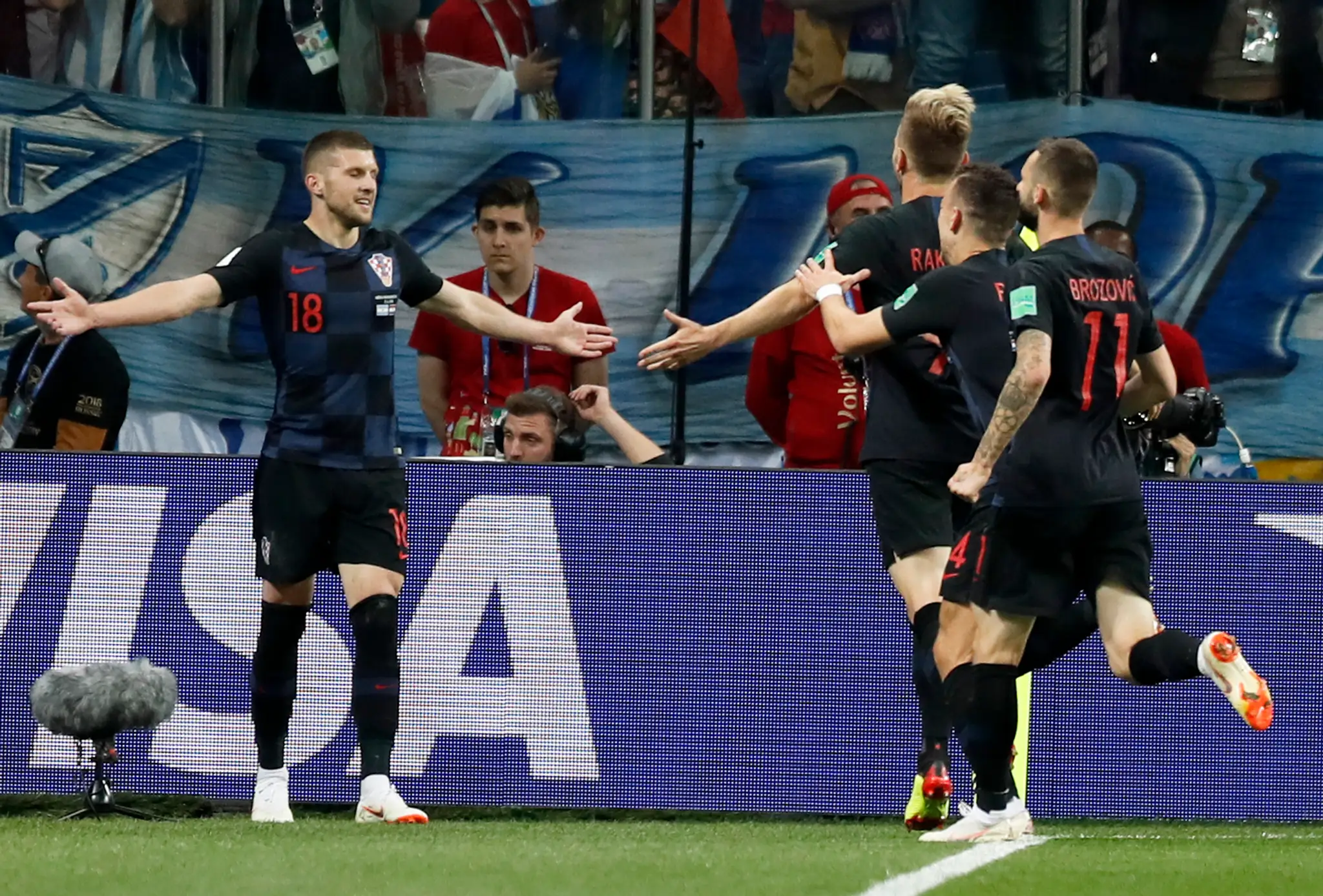 Chorvátsky hráč Ante Rebič (vľavo) oslavuje so spoluhráčmi svoj gól
