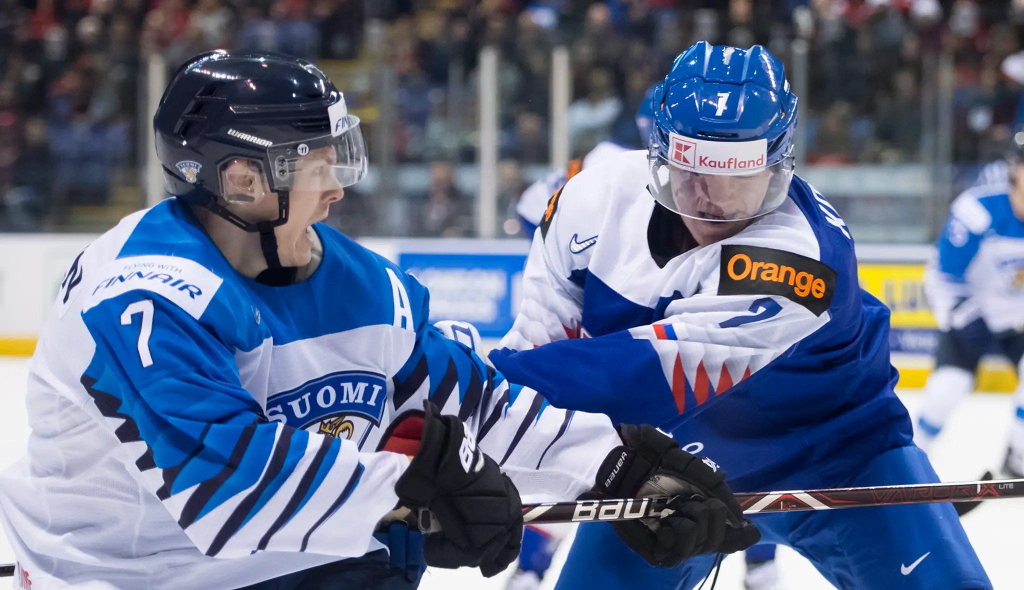 Fín Anton Lundell oslavuje gól proti Slovensku na MS do 20 rokov.