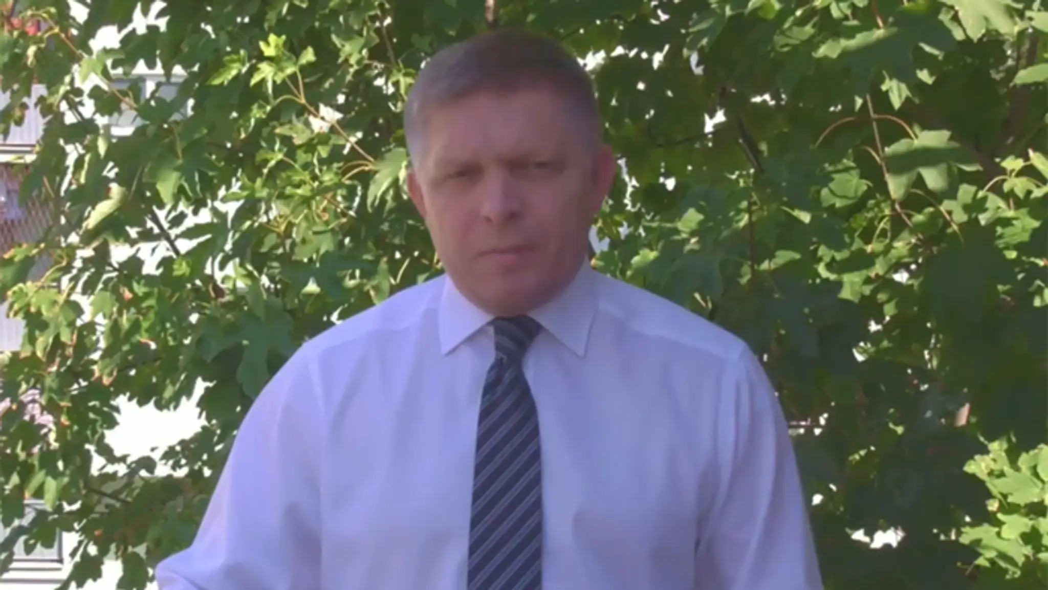 Reprofoto z videa, ktoré zverejnil Robert Fico na sociálnej sieti, na ktorom sa zastal Milana Mazureka.