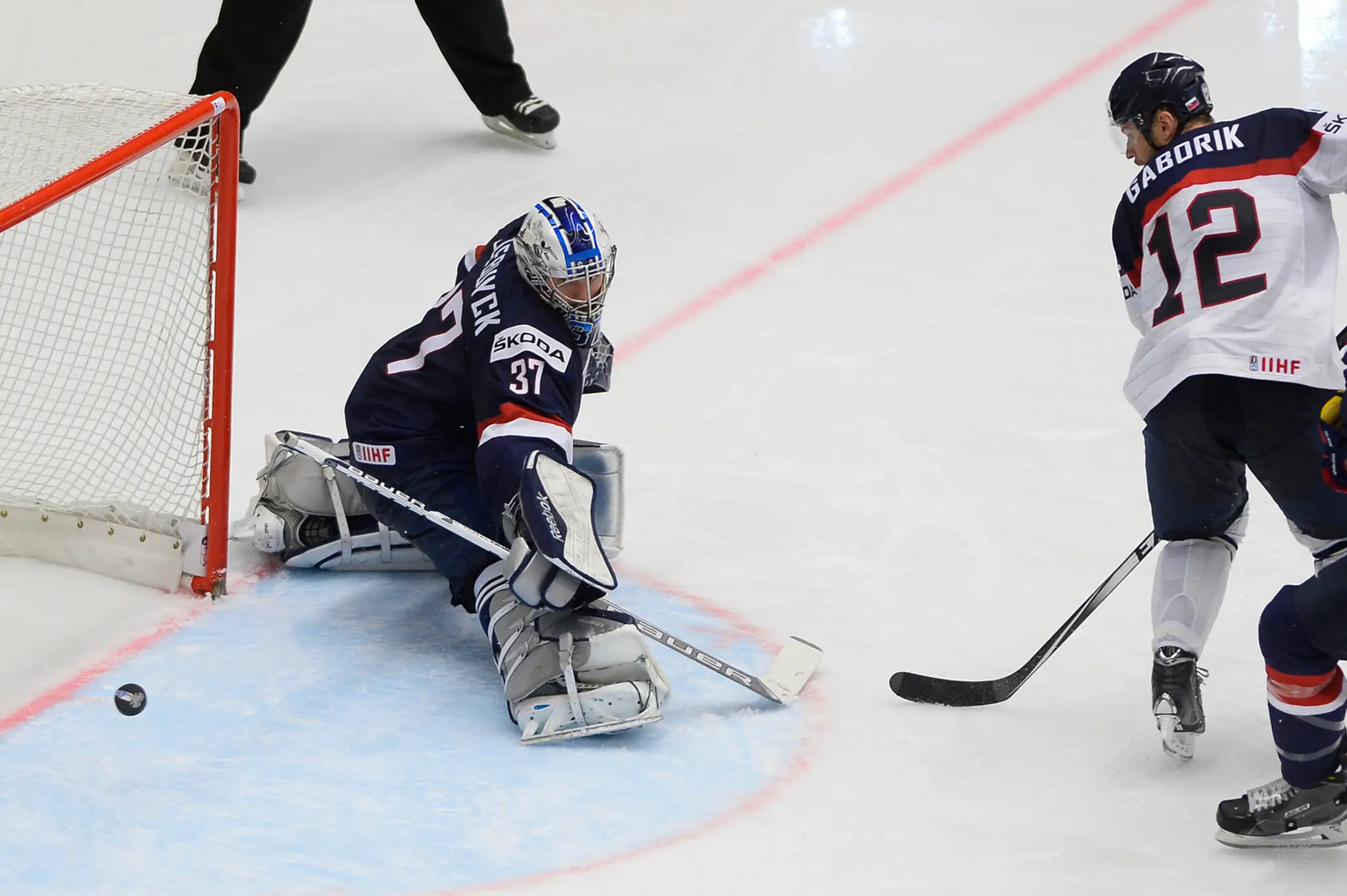 Zľava brankár Connor Hellebuyck (USA) a Marián Gáborík (Slovensko)