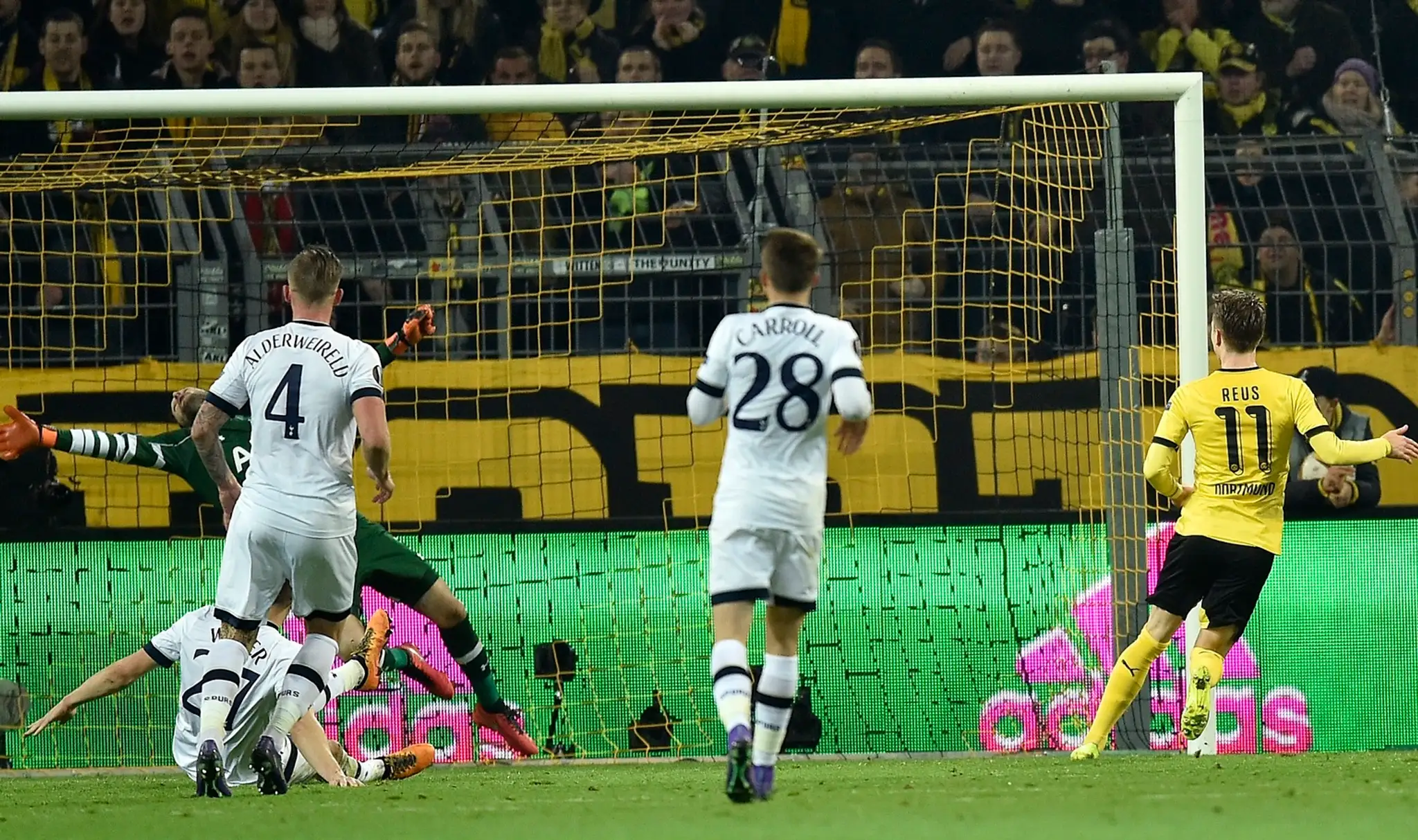 Na snímke vpravo hráč Borussie Marco Reus strieľa tretí gól Dortmundu