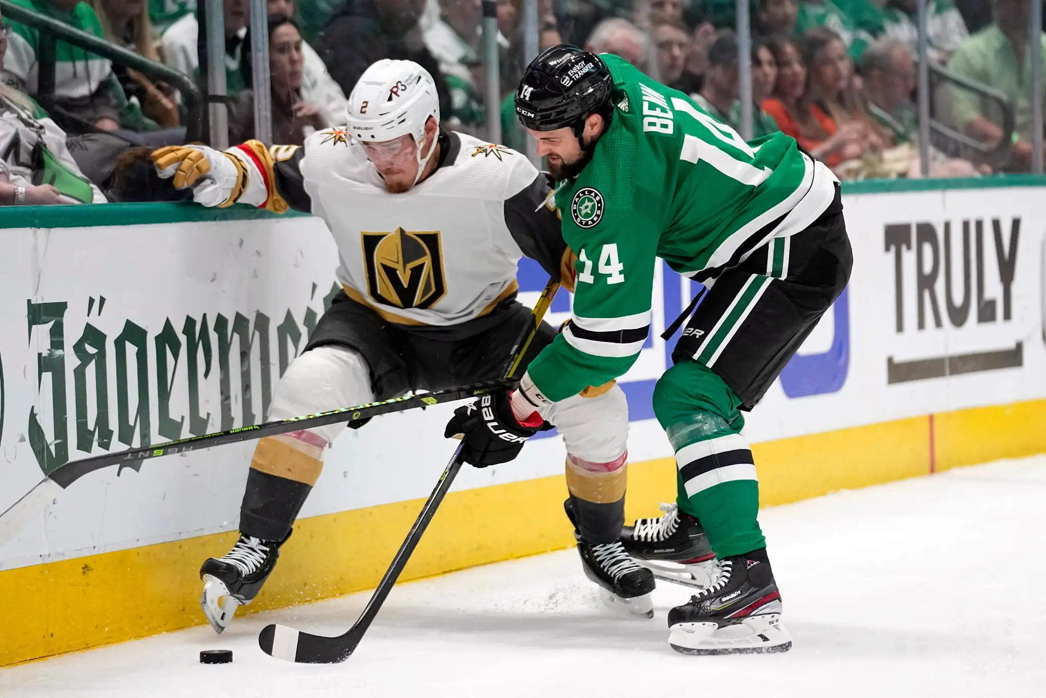 Hokejista Las Vegas Zach Whitecloud a hokejista Dallasu Jamie Benn.