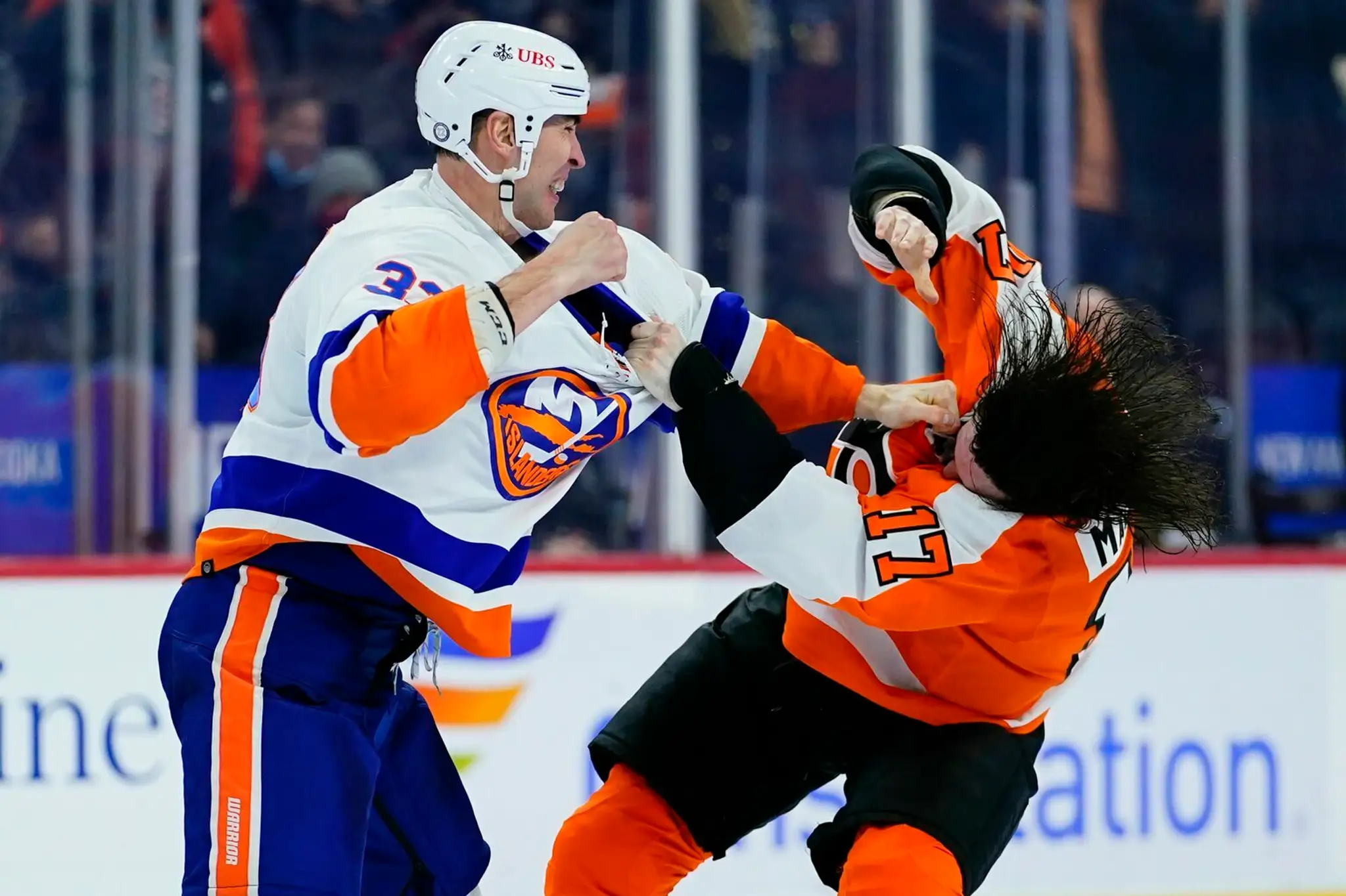 Zdeno Chára (vľavo) z New Yorku Islanders v bitke so Zackom MacEwenom z Philadelphie.