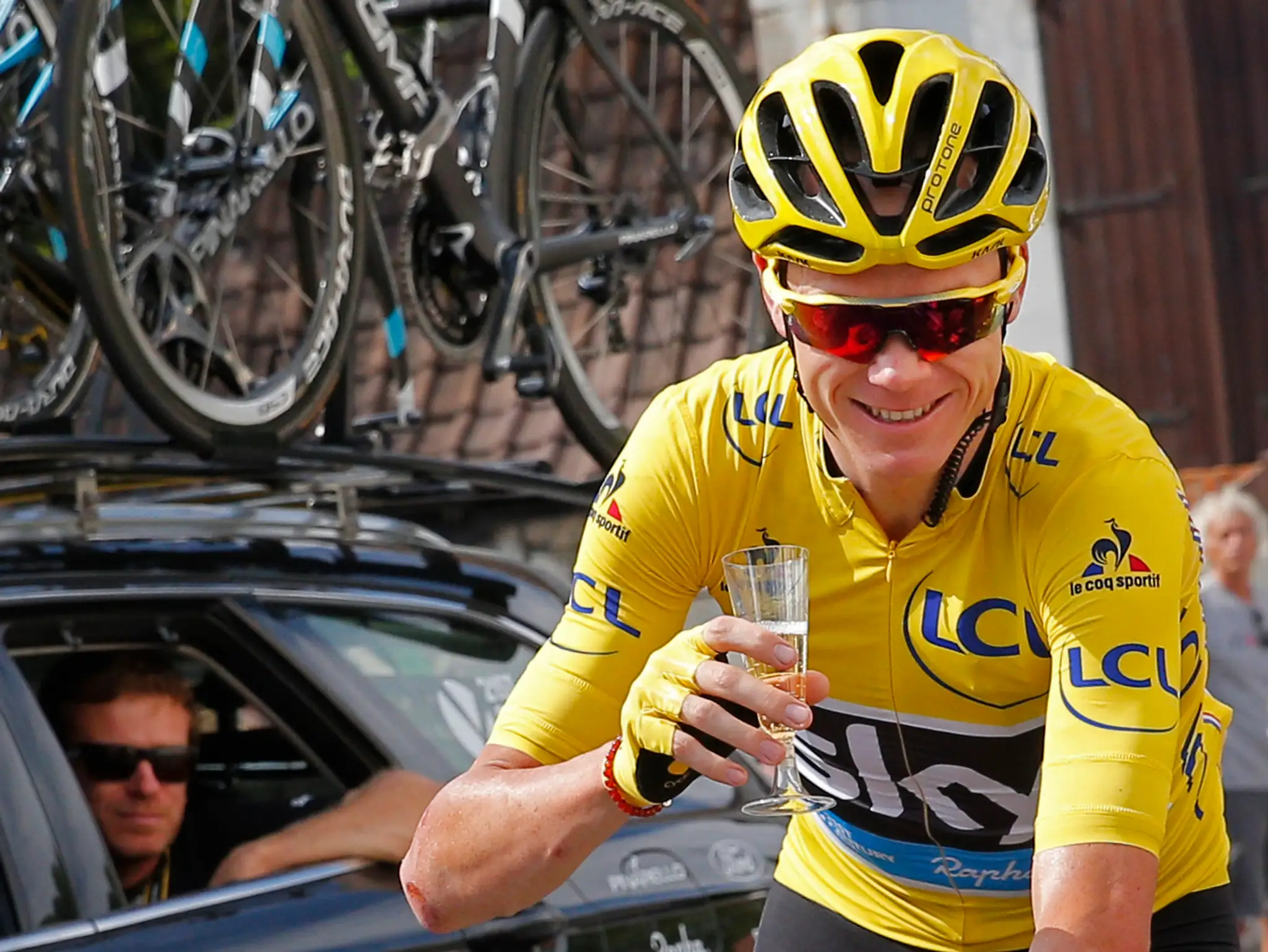 Víťaz Tour de France Chris Froome oslavuje s pohárikom šampanského počas záverečnej 21. etapy.