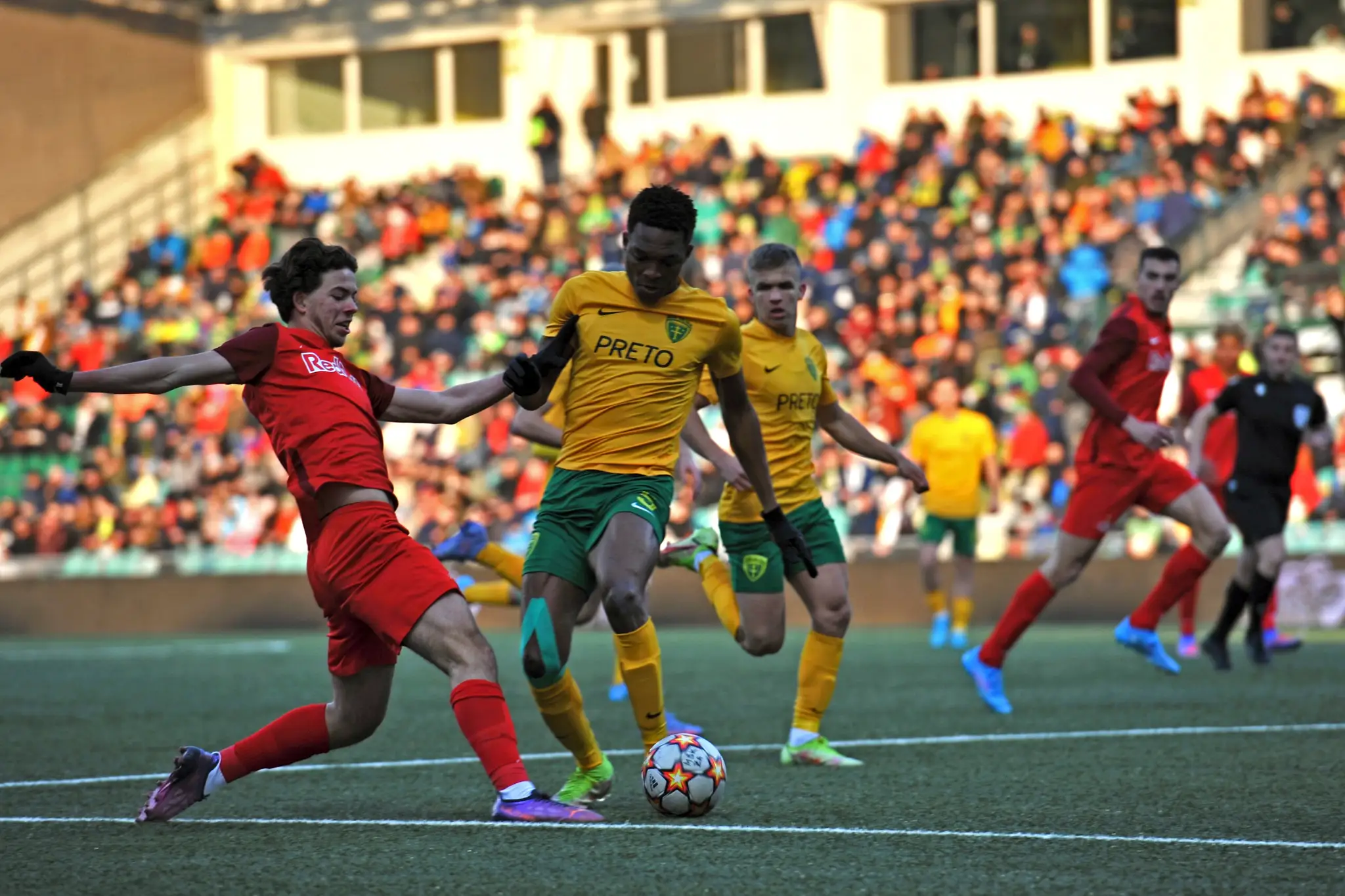 Na snímke zľava Dijon Kameri (Salzburg) a Abasa Aremeyaw (Žilina) počas osemfinálového zápasu UEFA Youth League.