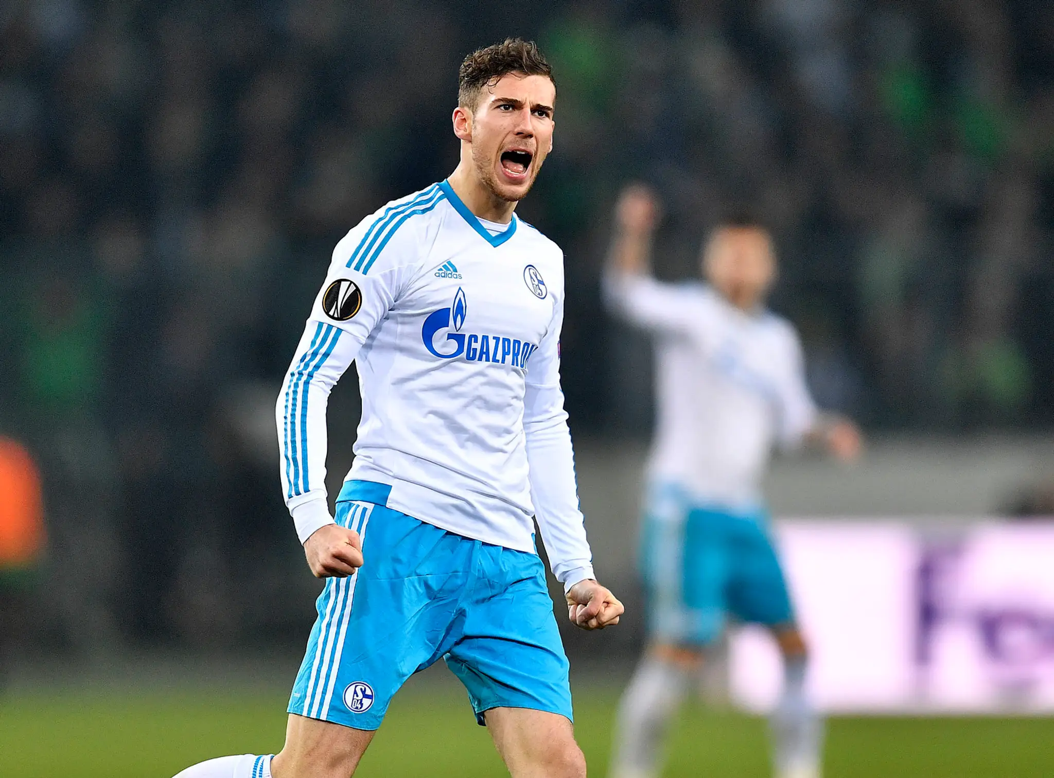 Leon Goretzka zo Schalke sa raduje zo zásahu proti Borussii Mönchengladbach v odvete osemfinále EL.