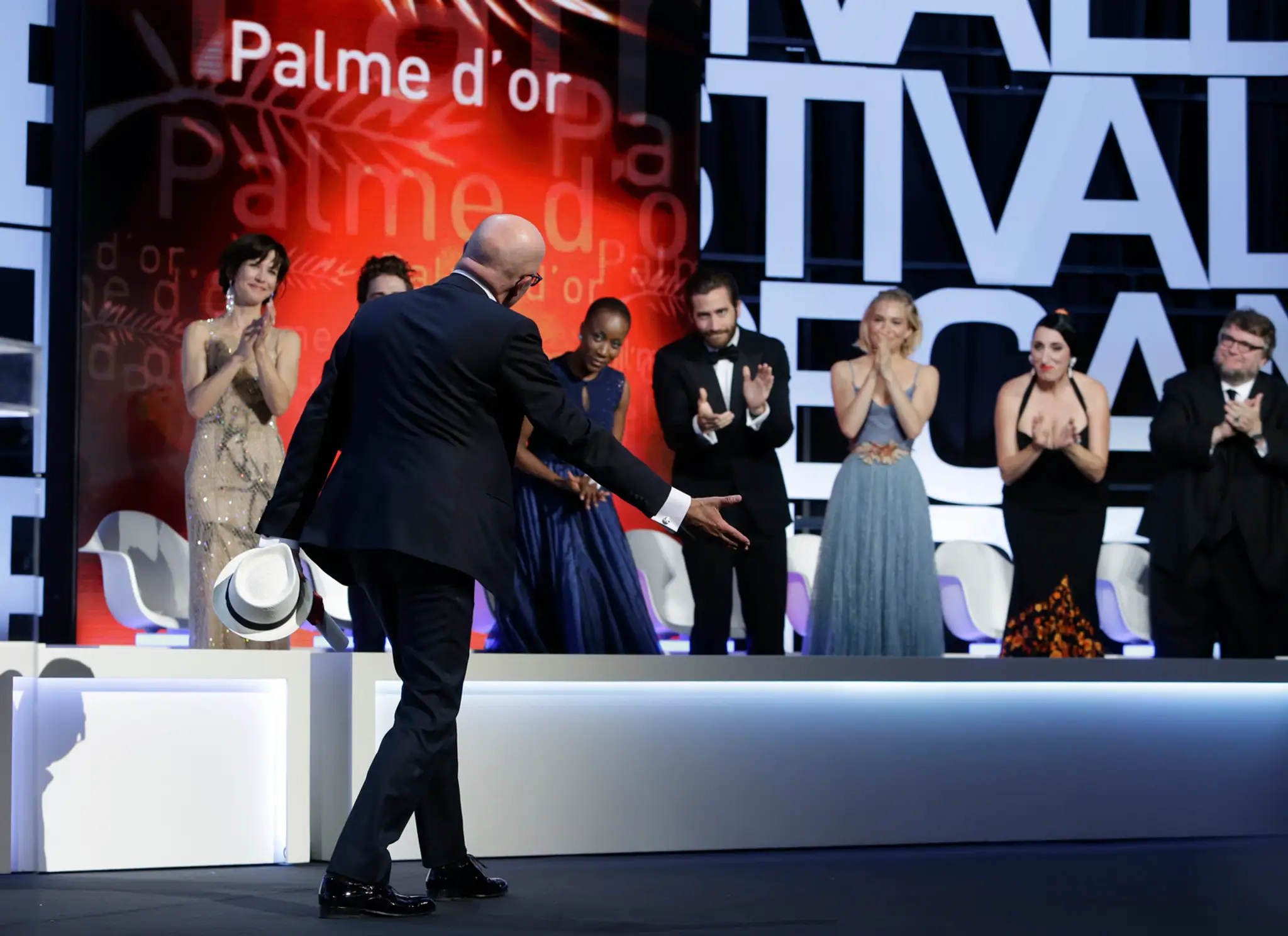 Francúzsky režisér Jacques Audiard ďakuje porote po zisku Zlatej palmy.