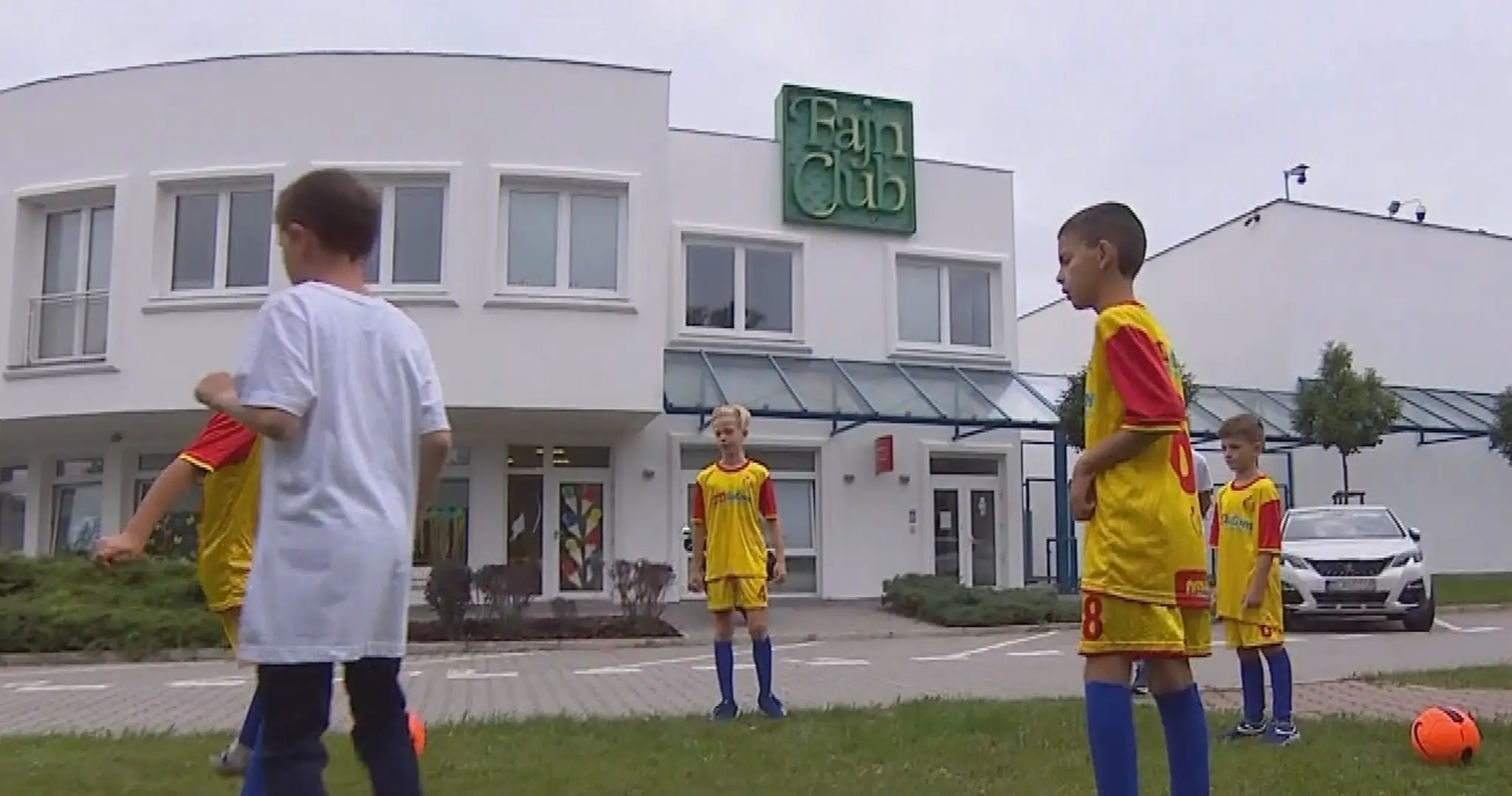 Futbal v meste.