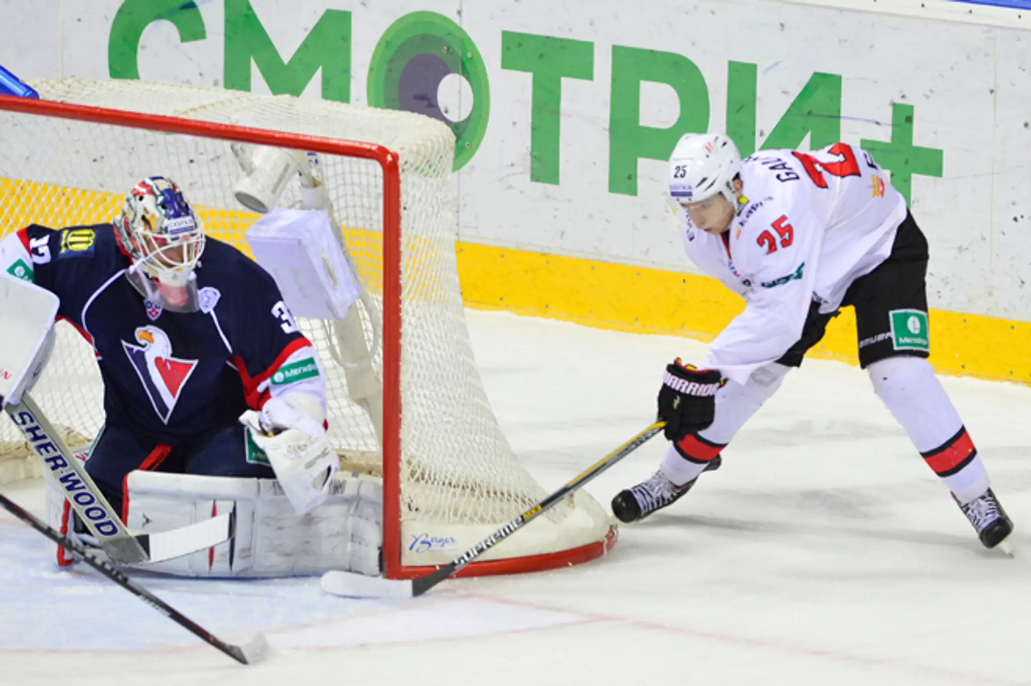 Jaroslav Janus (Slovan) a Anseľ Galimov (Metalurg) 