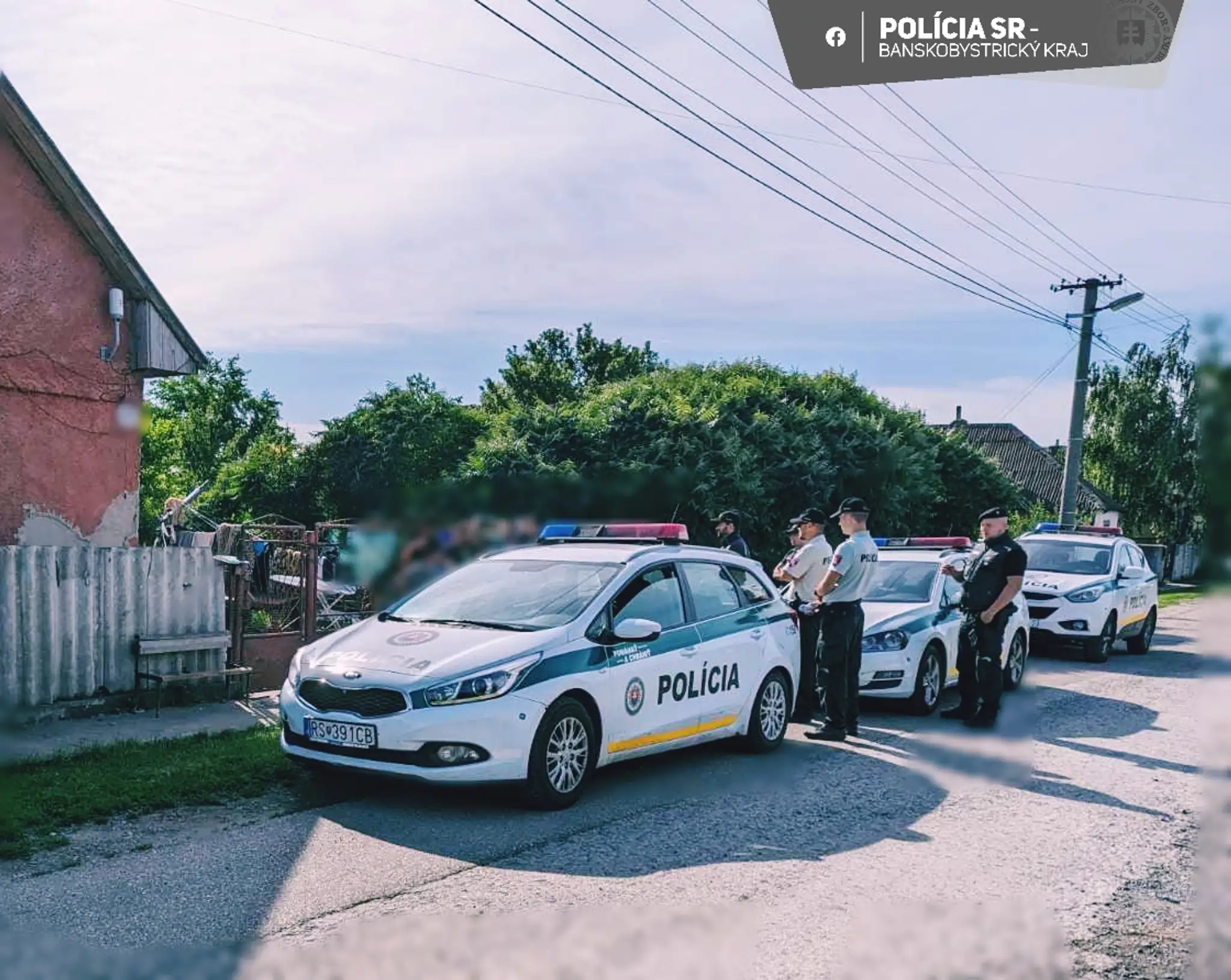 Policajti zasahovali pri hromadnej bitke v obci Jesenské.