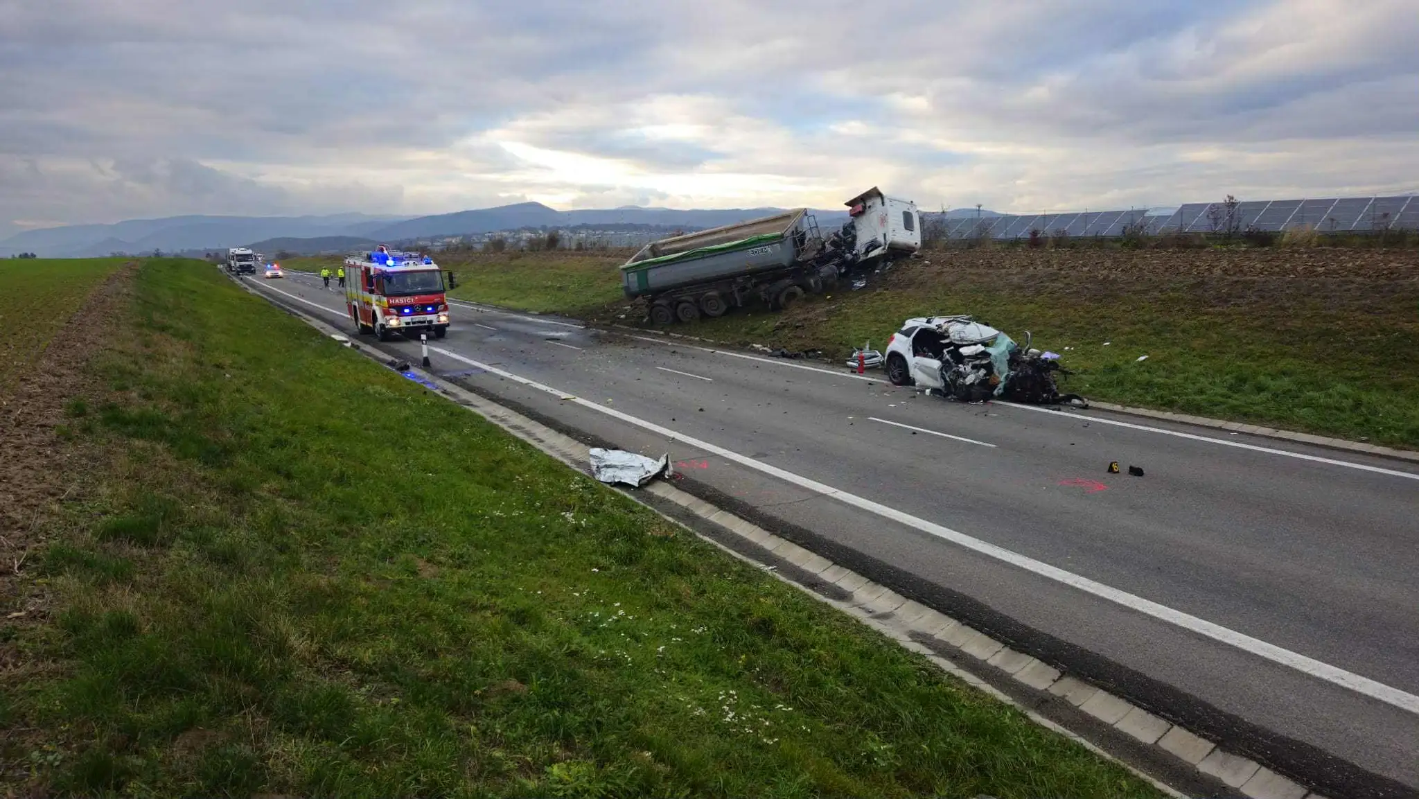 Kamión čelne vrazil do nič netušiacej rodiny v aute