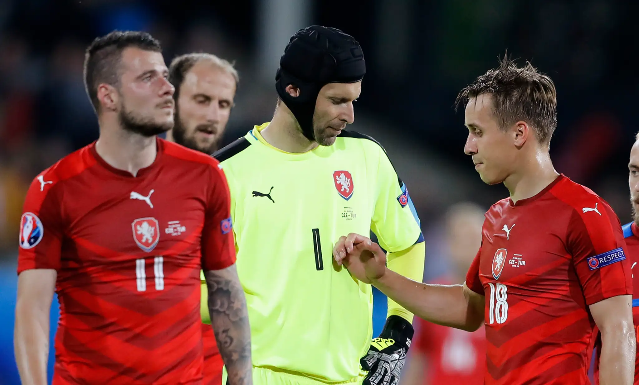 Český brankár Petr Čech (uprostred) a jeho spoluhráč Josef Šural po prehre 0:2 s Tureckom na ME.