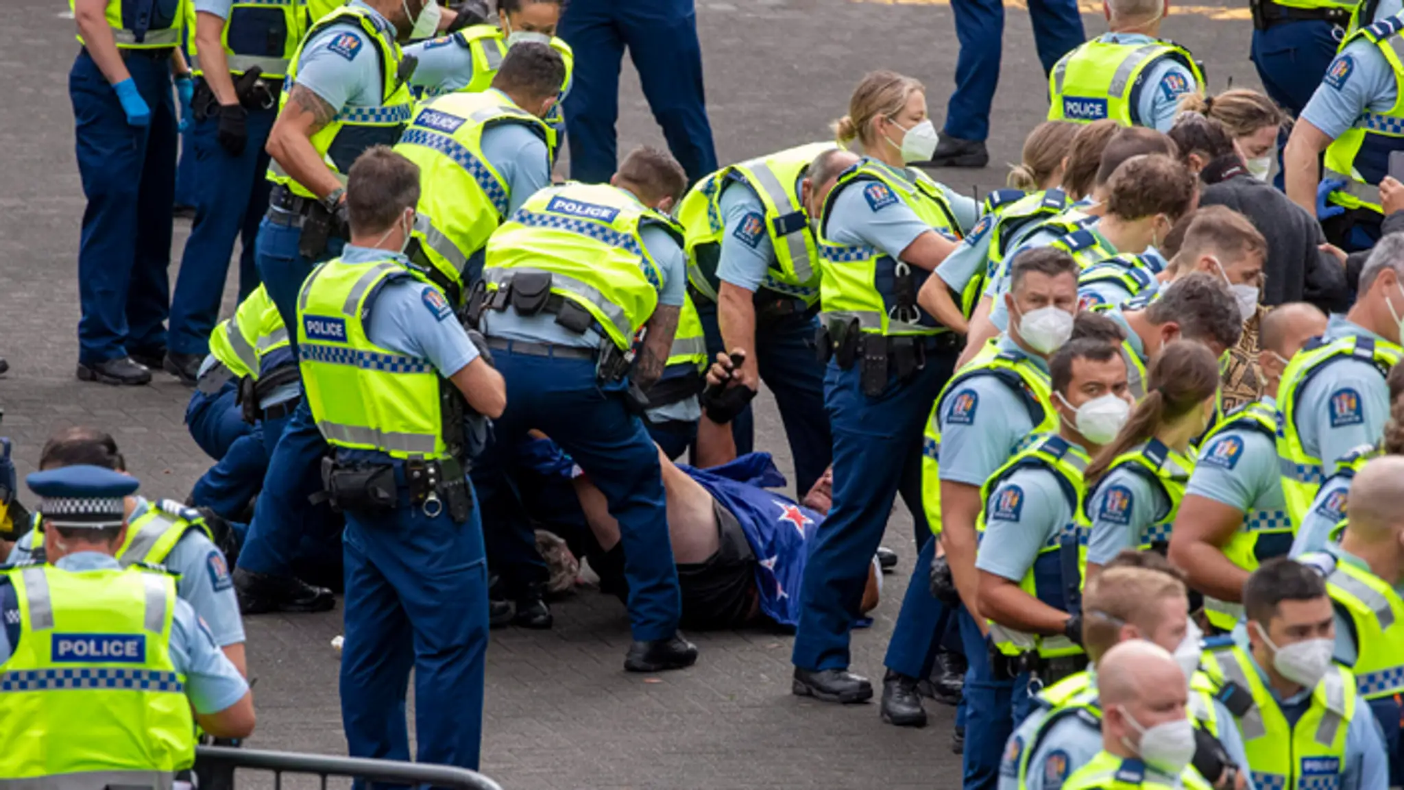 Novozélandská polícia začala zatýkať demonštrantov pred parlamentom.